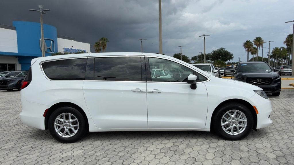 2022 Chrysler Voyager LX