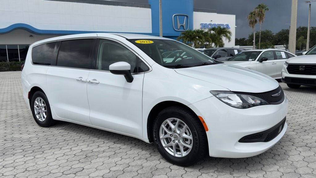 2022 Chrysler Voyager LX