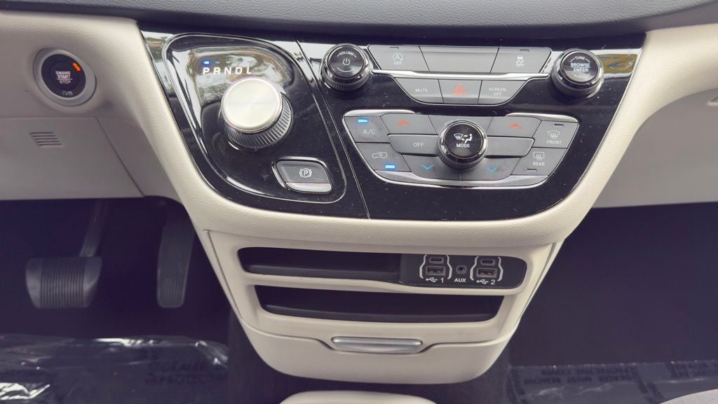 2022 Chrysler Voyager LX