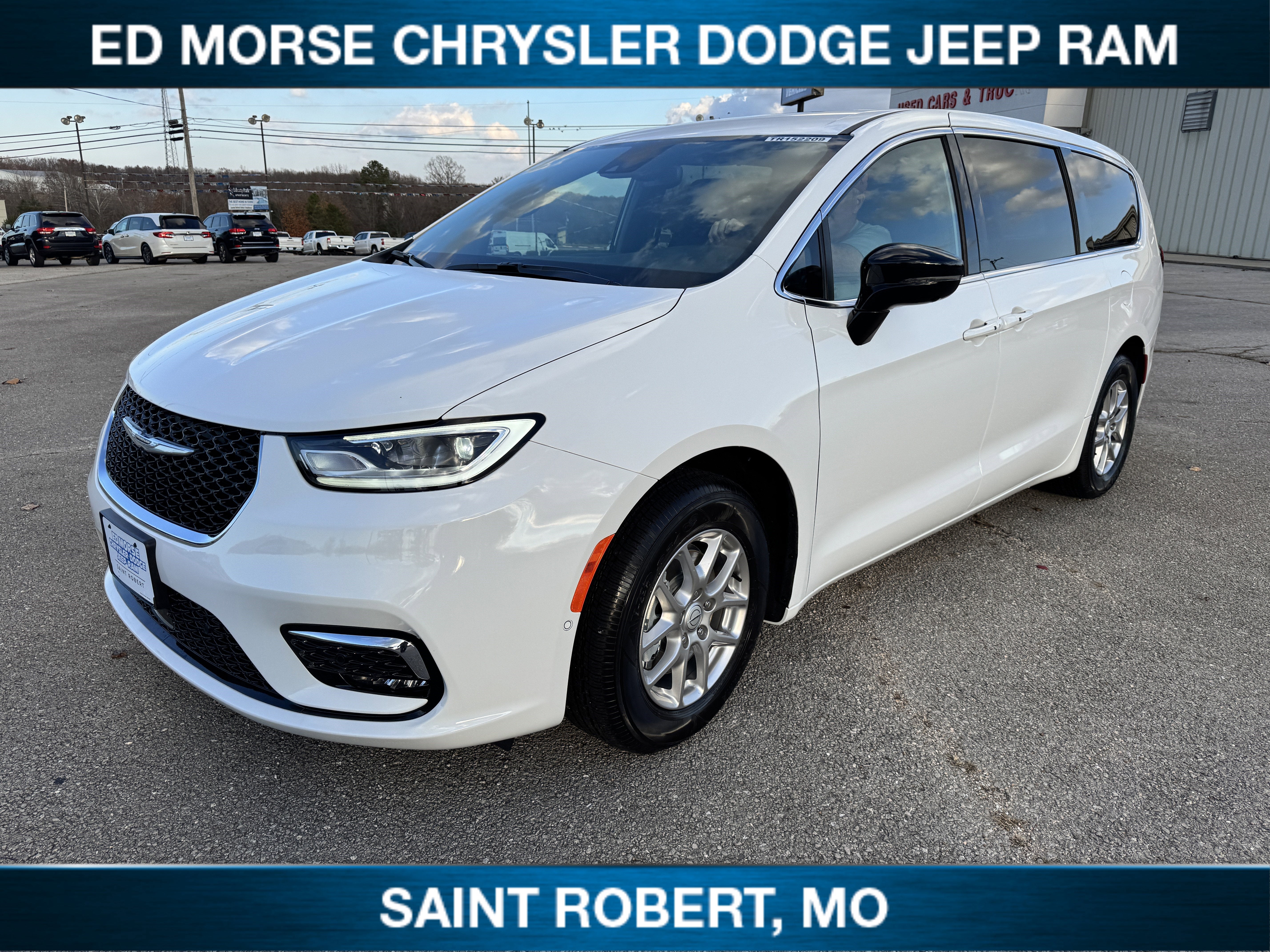 2026 Chrysler Pacifica Select