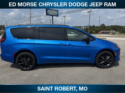 2027 Chrysler Pacifica Select