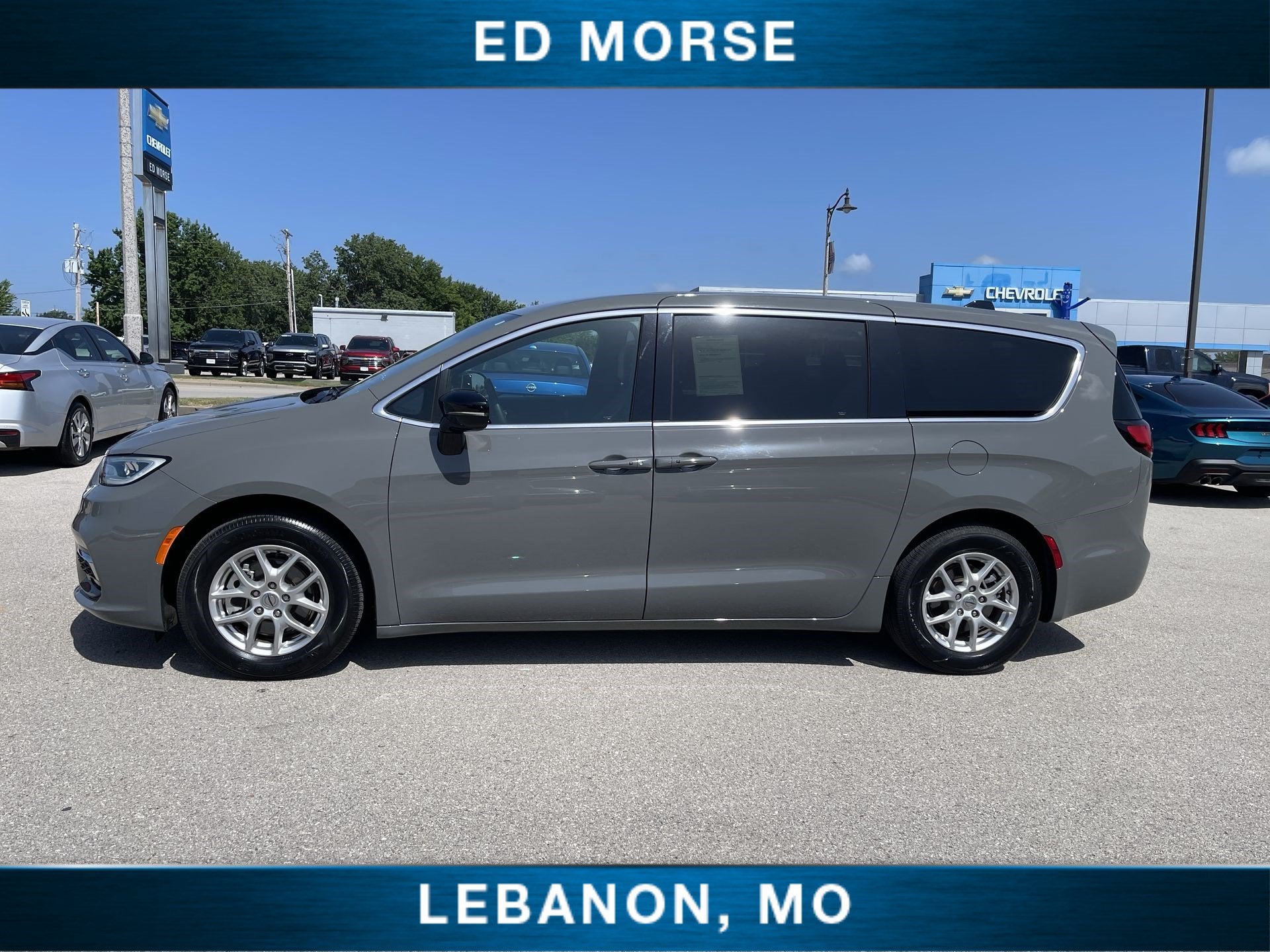 2025 Chrysler Pacifica Select