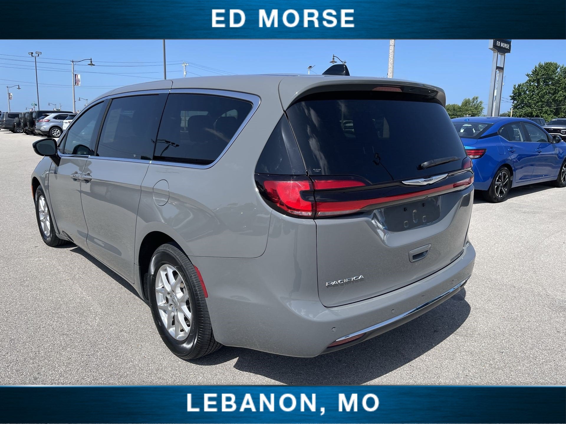 2025 Chrysler Pacifica Select