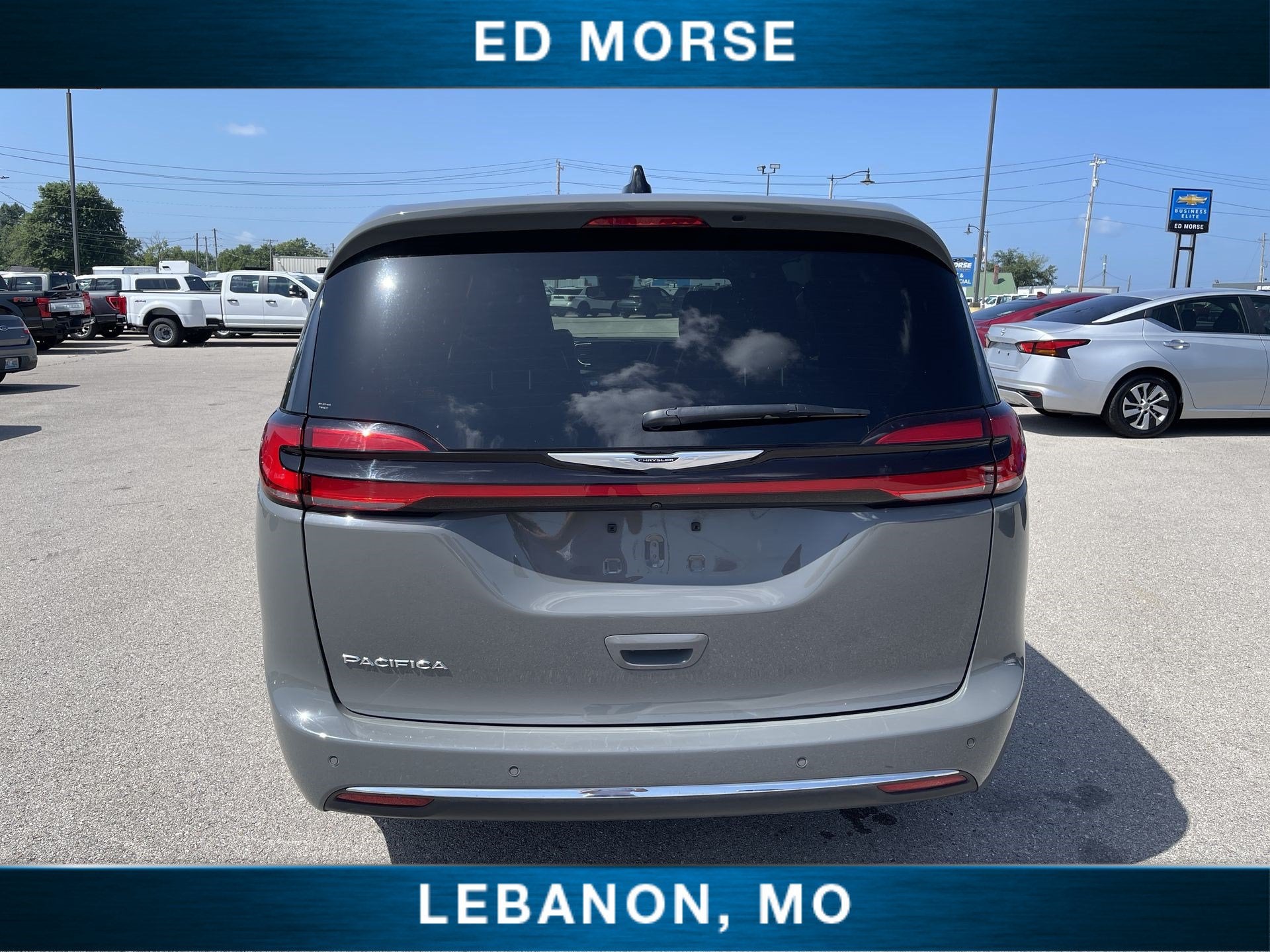 2025 Chrysler Pacifica Select