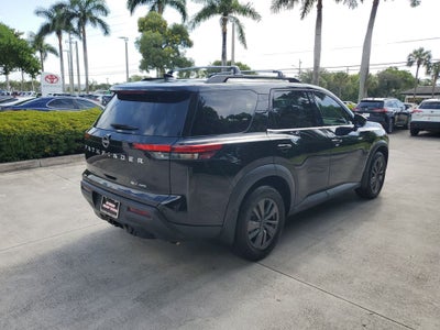 2022 Nissan Pathfinder SV