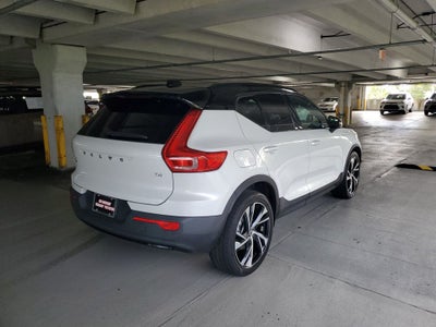 2022 Volvo XC40 R-Design