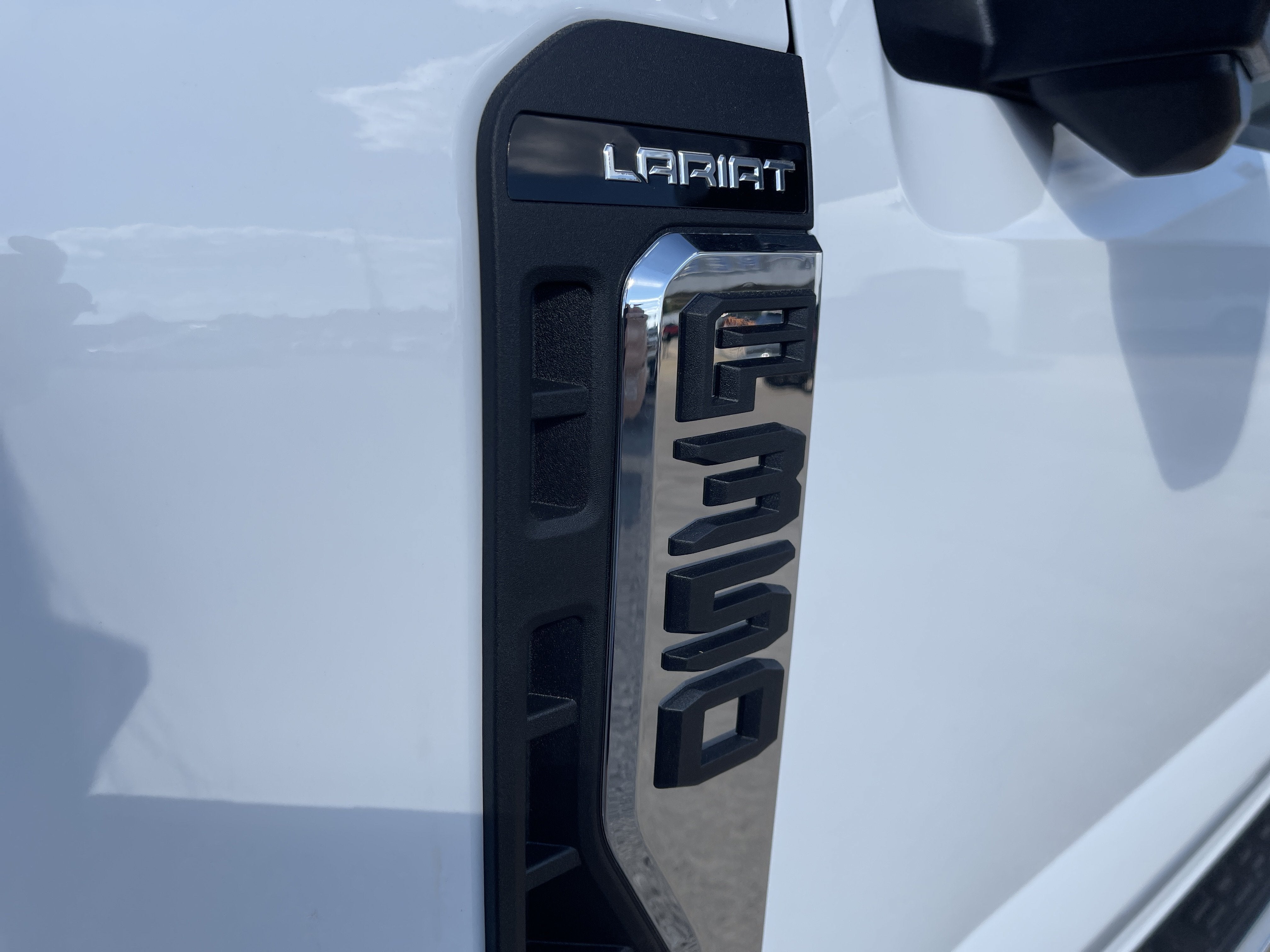 2027 Ford Super Duty F-350 DRW LARIAT