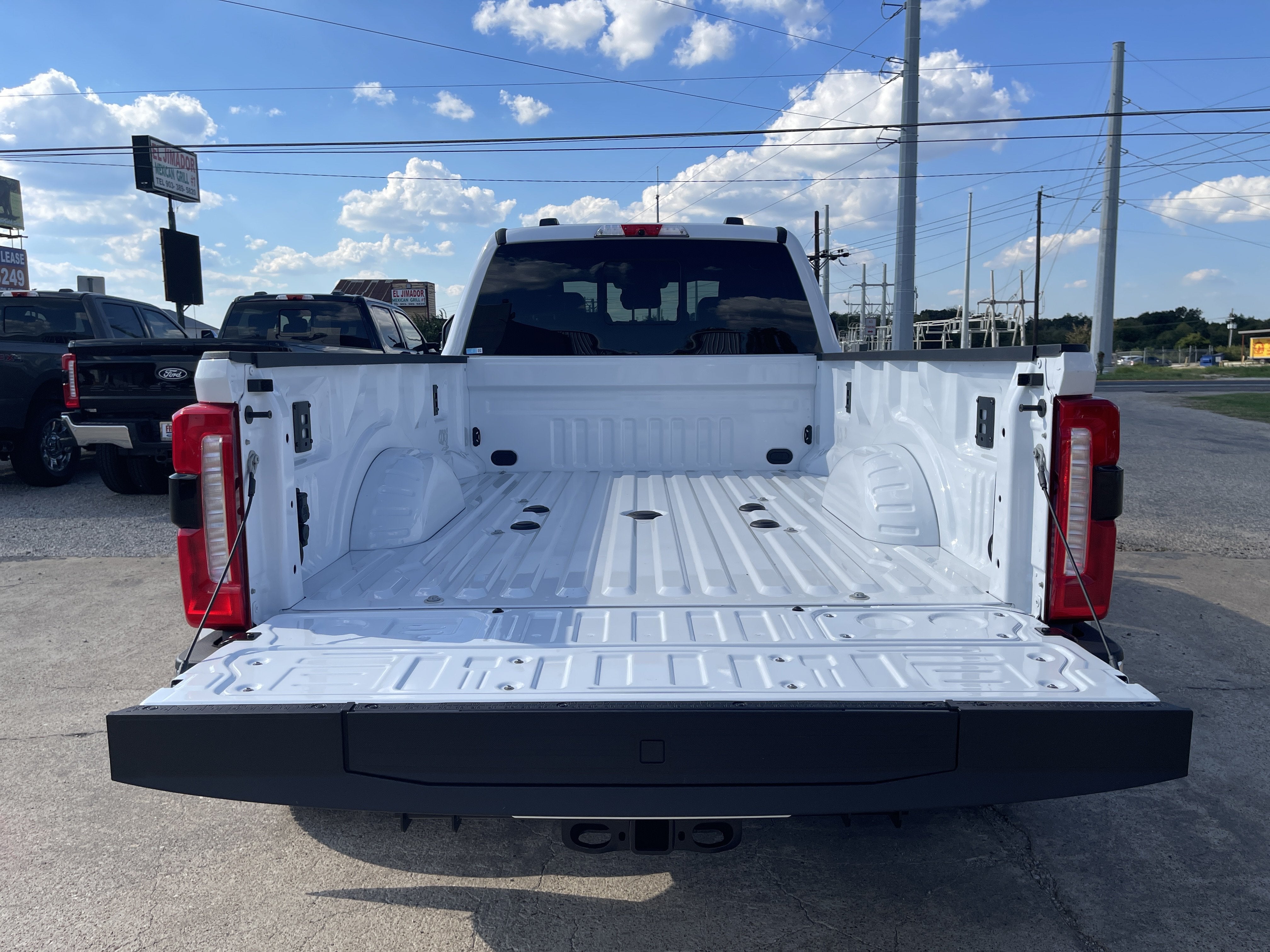 2027 Ford Super Duty F-350 DRW LARIAT