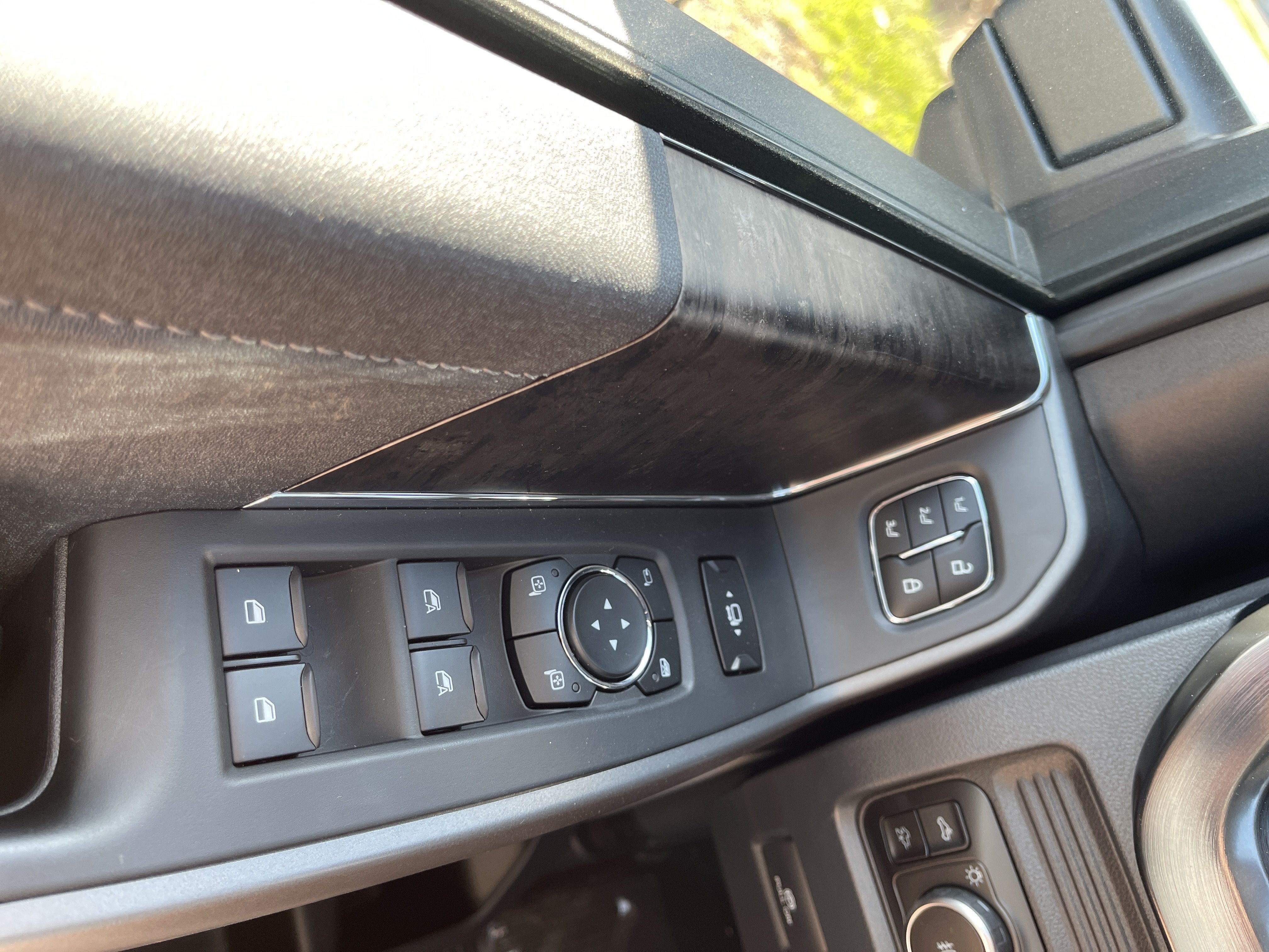 2027 Ford Super Duty F-350 DRW LARIAT