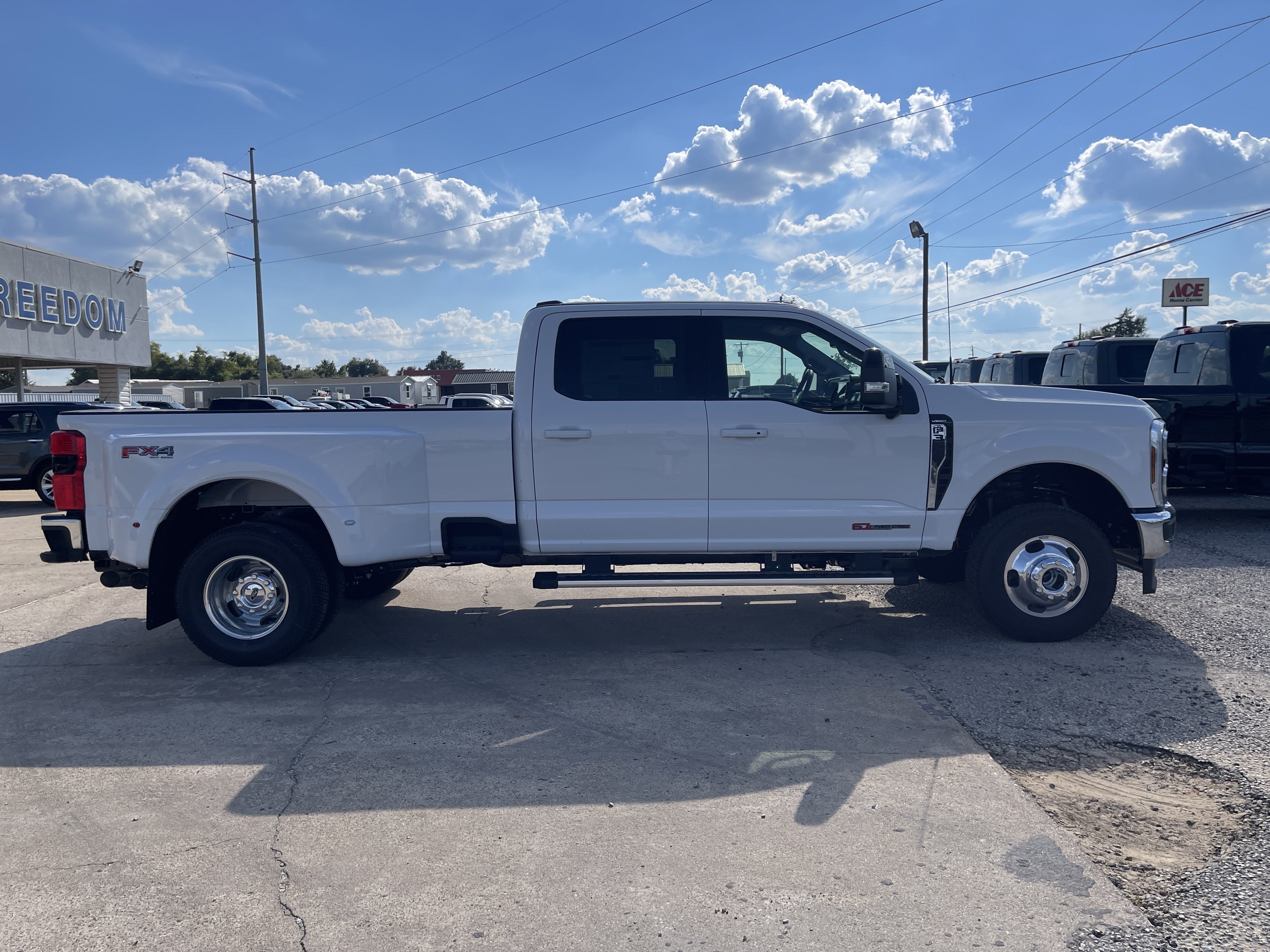 2027 Ford Super Duty F-350 DRW LARIAT