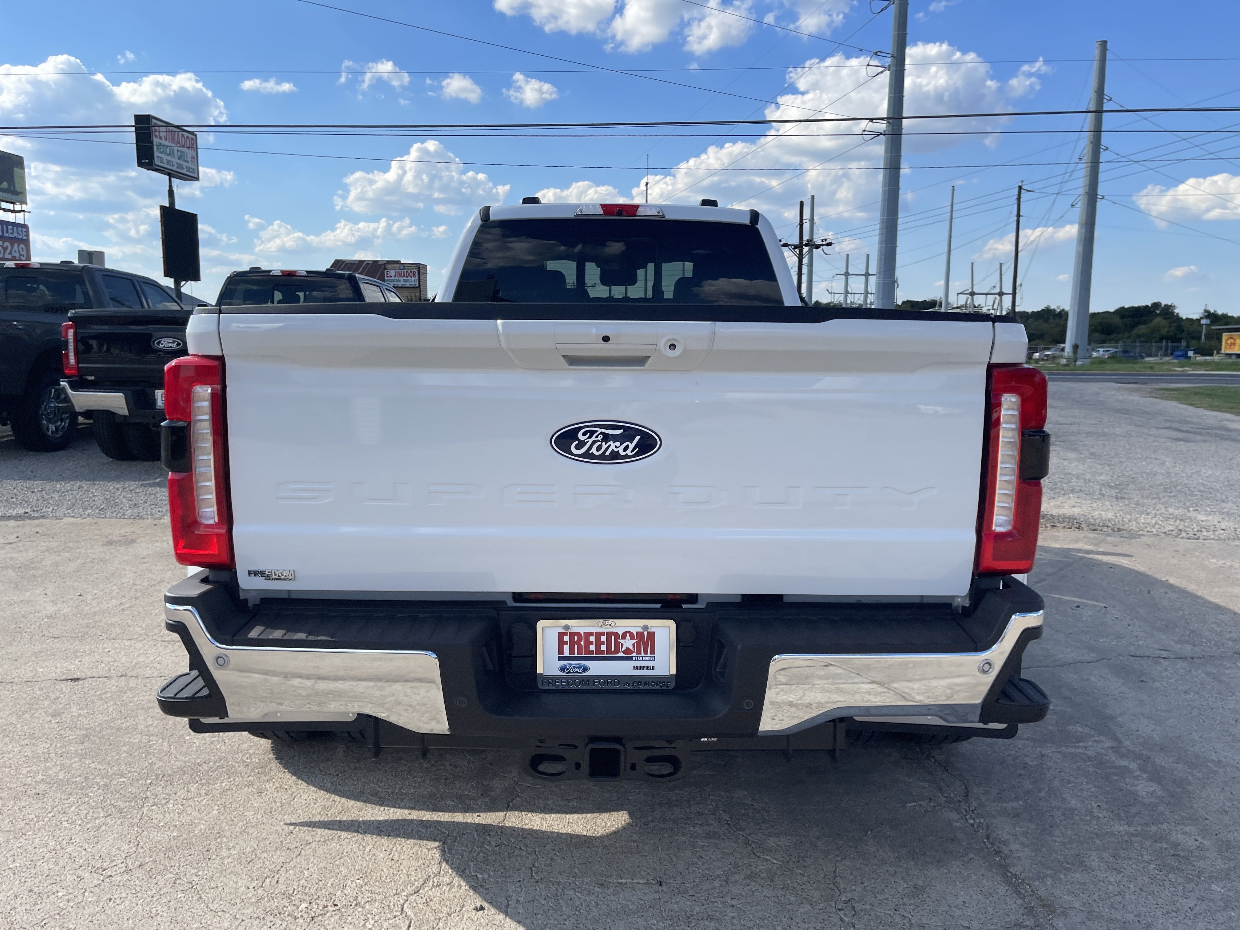 2027 Ford Super Duty F-350 DRW LARIAT