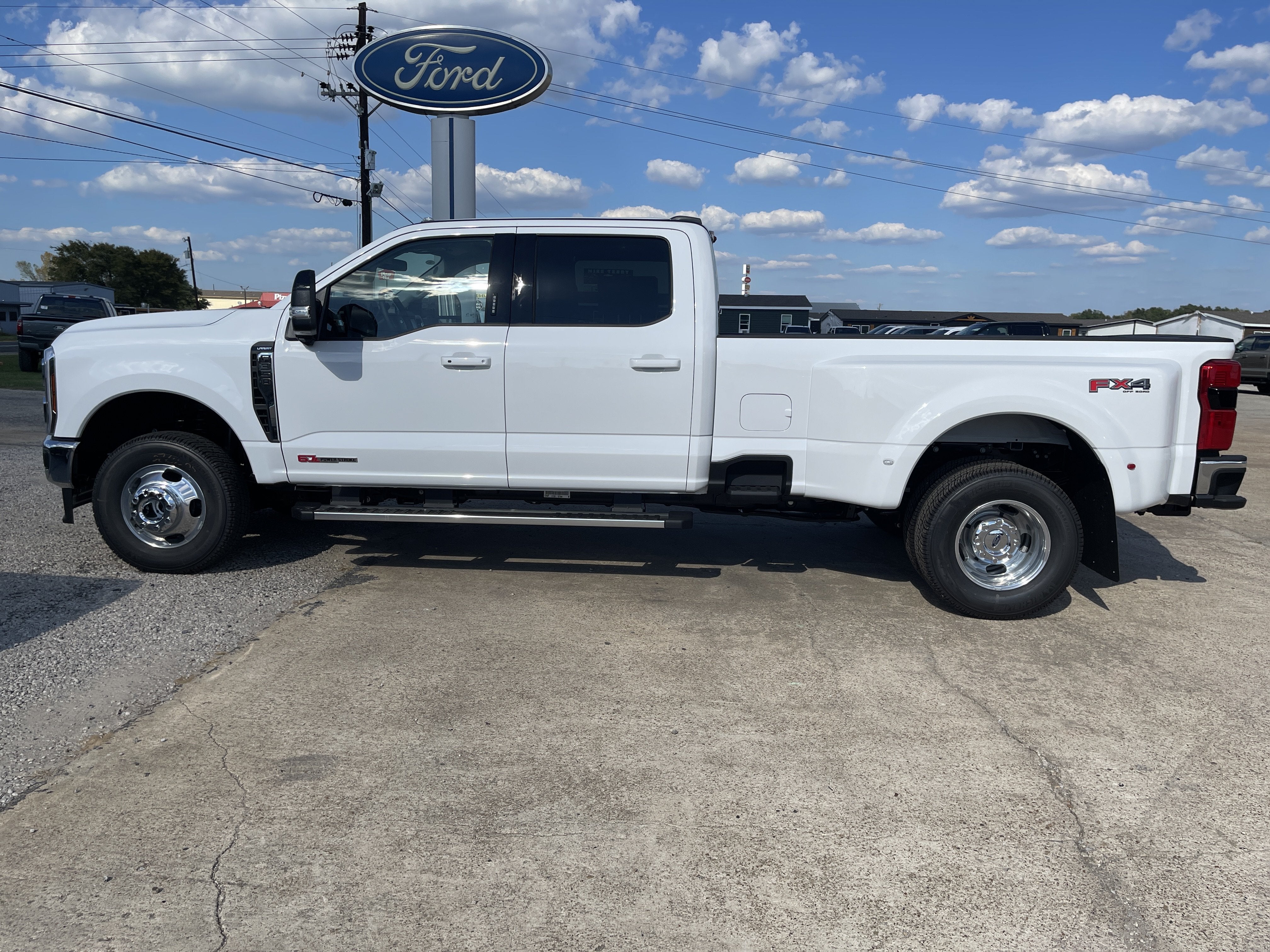 2027 Ford Super Duty F-350 DRW LARIAT