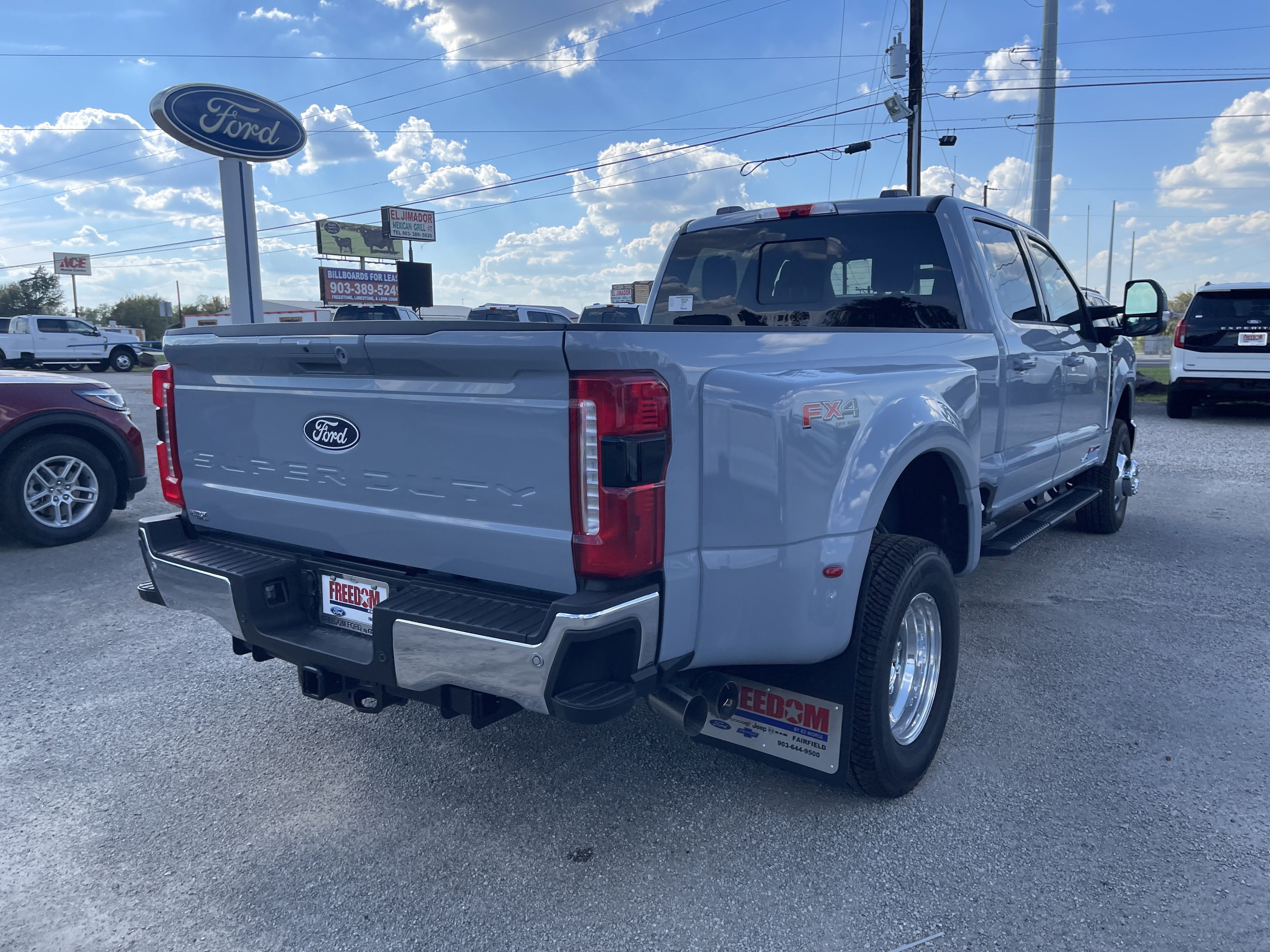 2027 Ford Super Duty F-350 DRW F-350® Lariat®