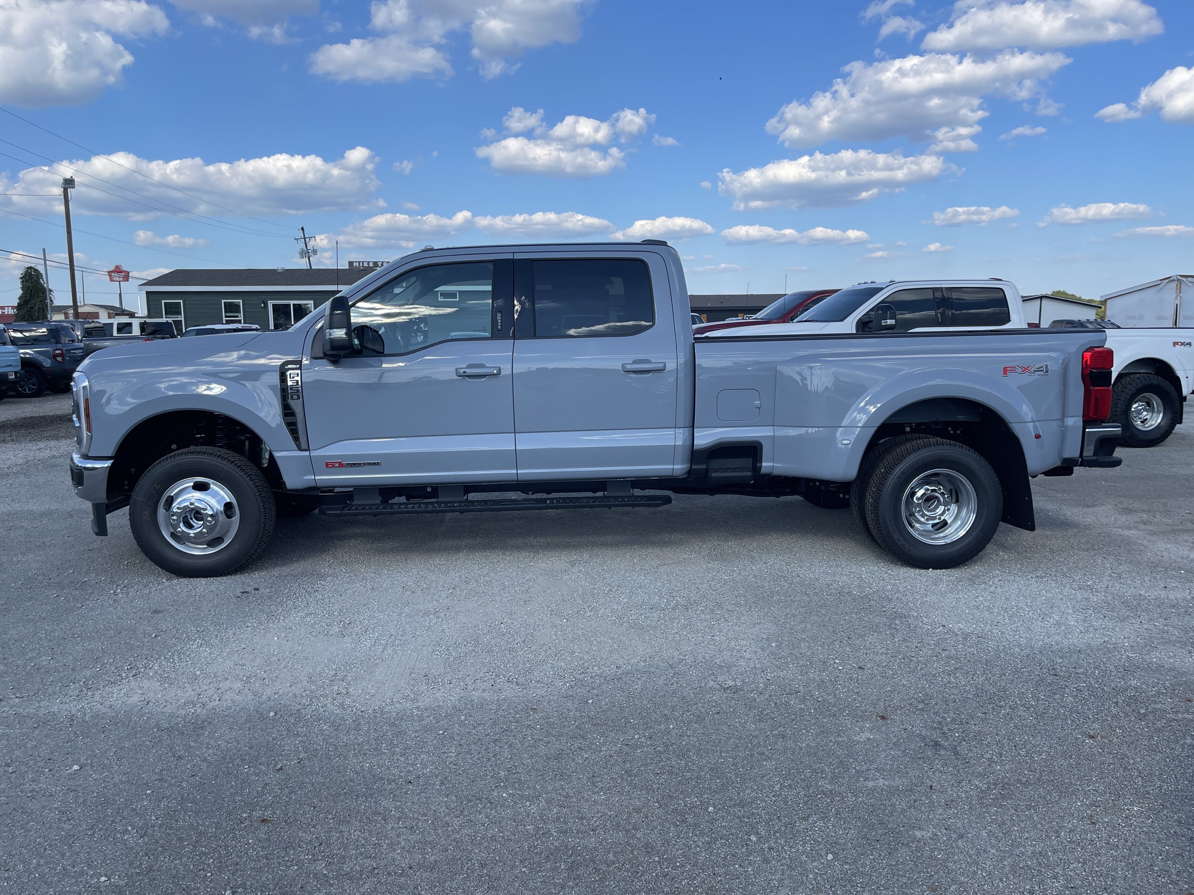 2027 Ford Super Duty F-350 DRW F-350® Lariat®