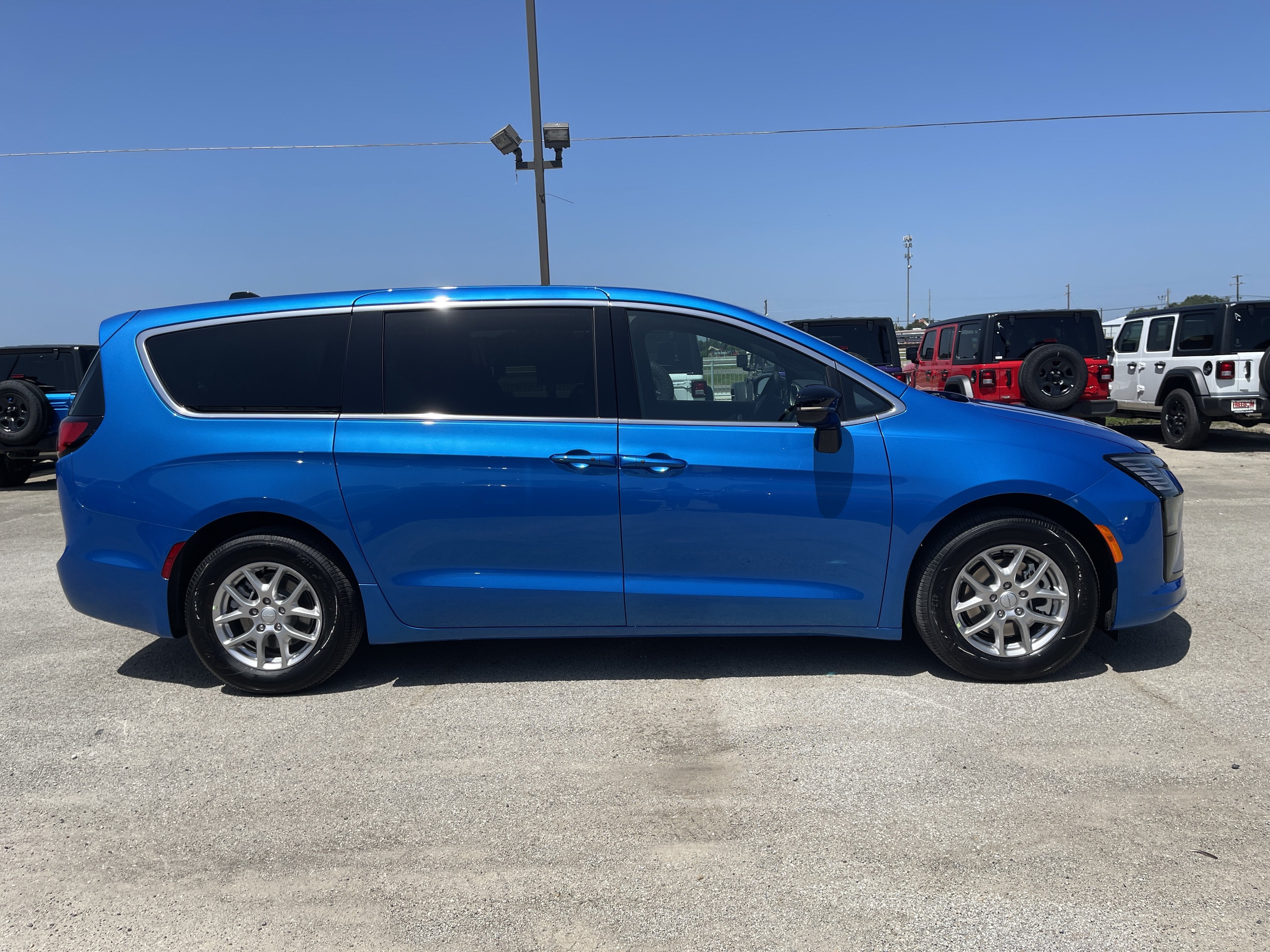 2027 Chrysler Pacifica Select