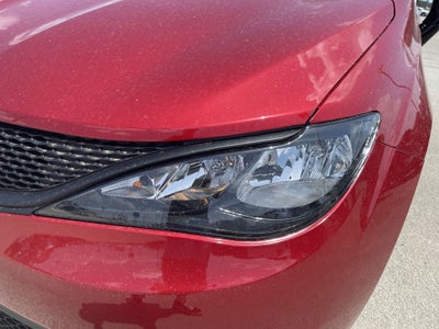 2025 Chrysler Voyager LX