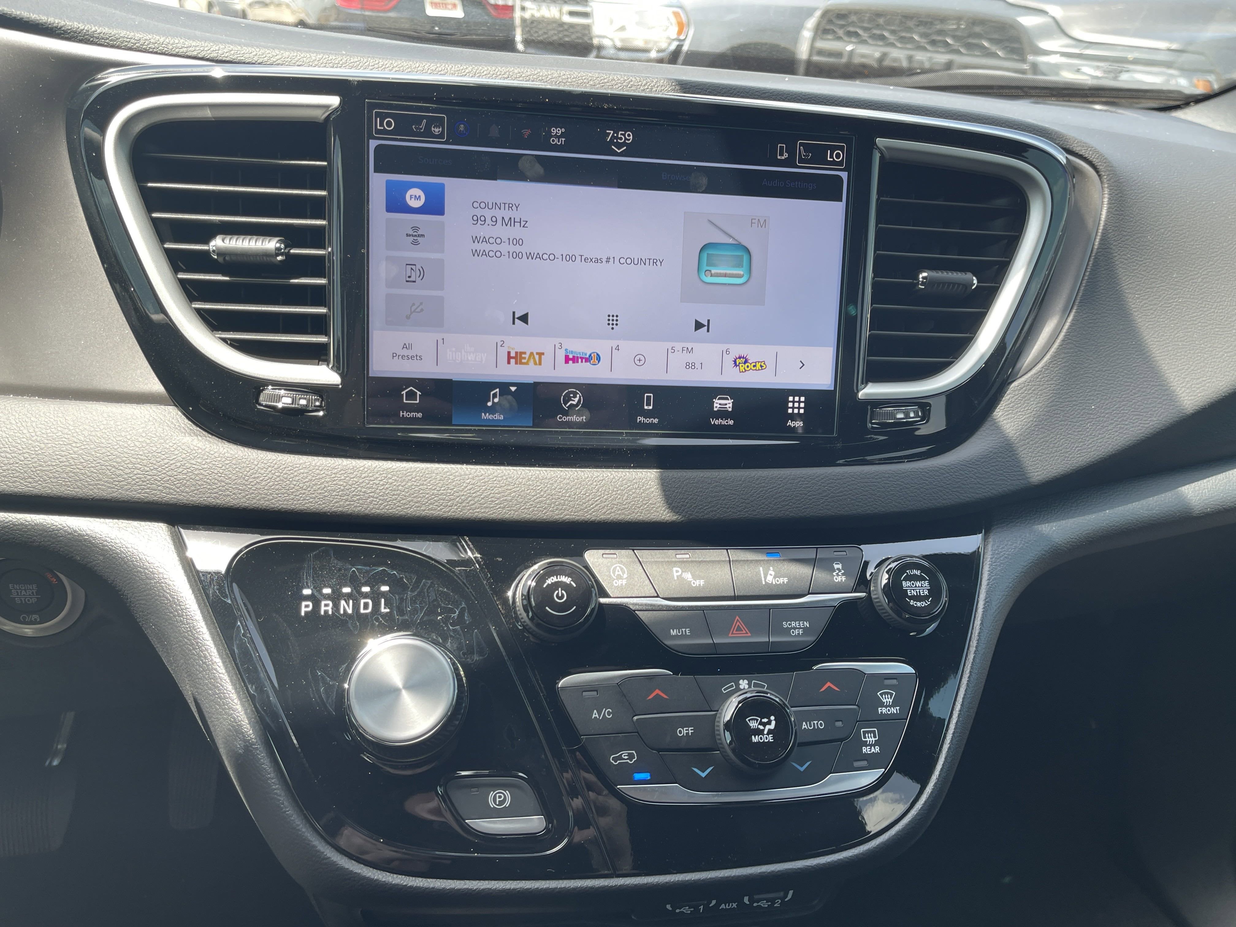 2025 Chrysler Voyager LX