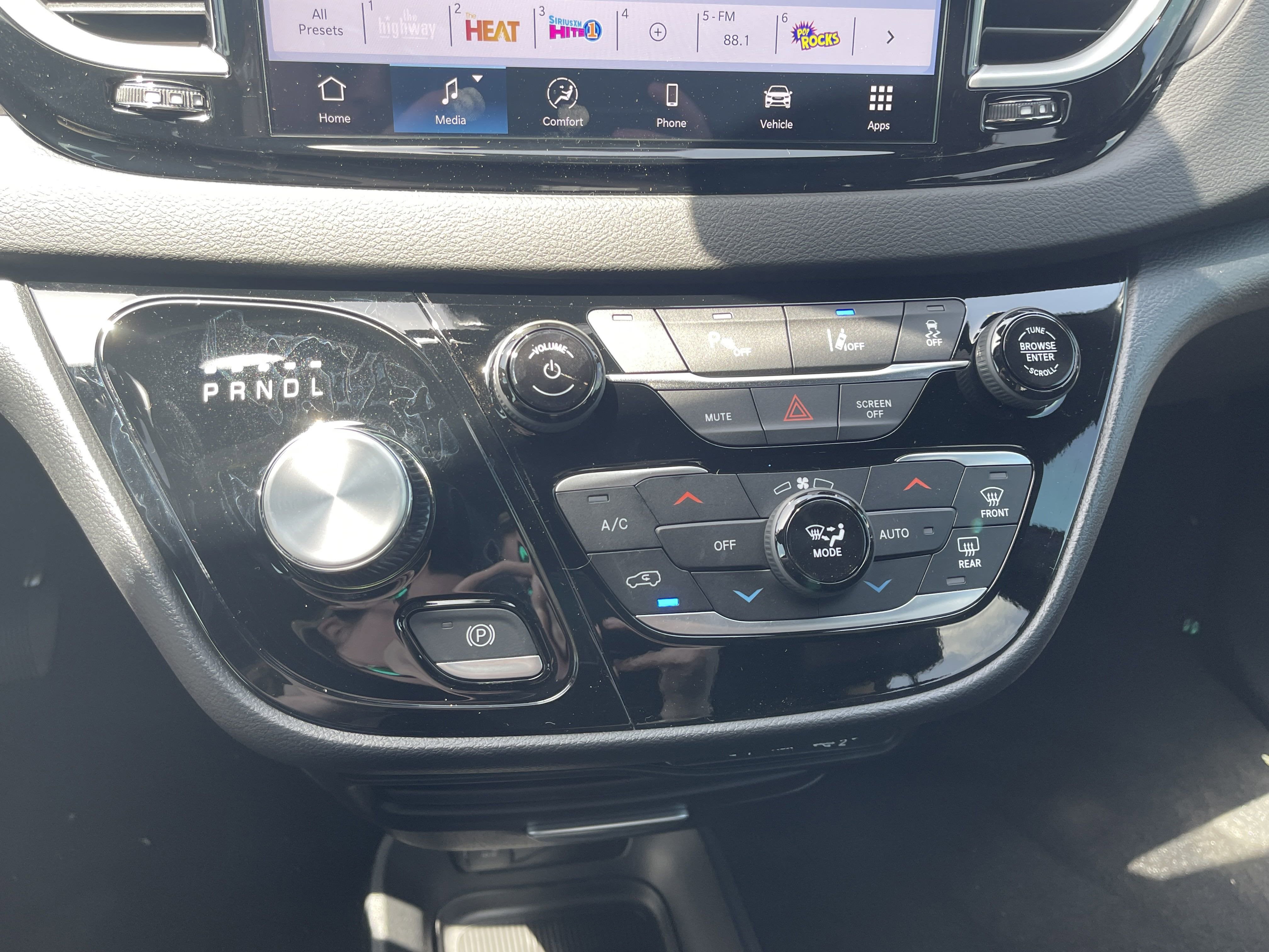 2025 Chrysler Voyager LX