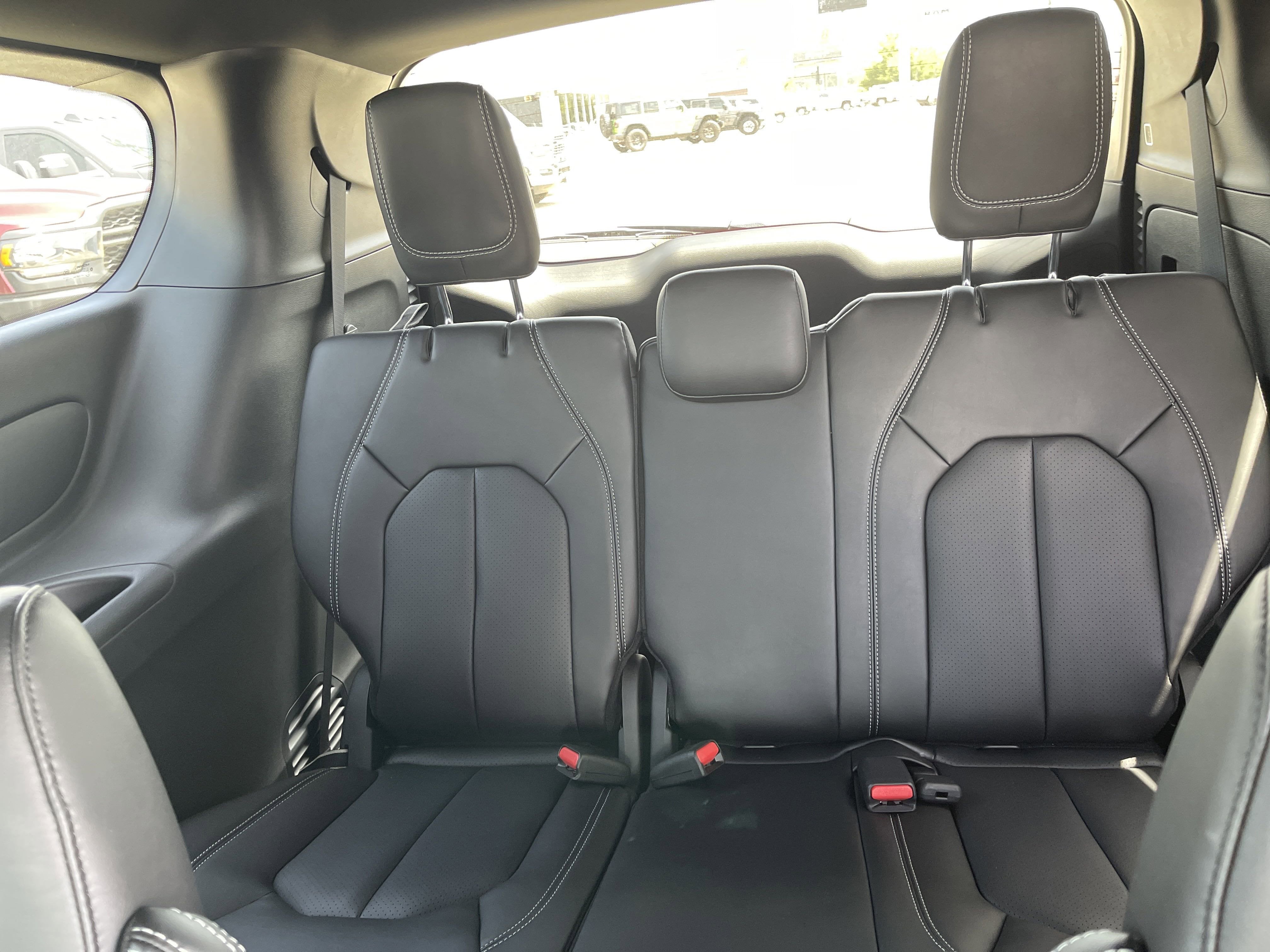 2025 Chrysler Voyager LX