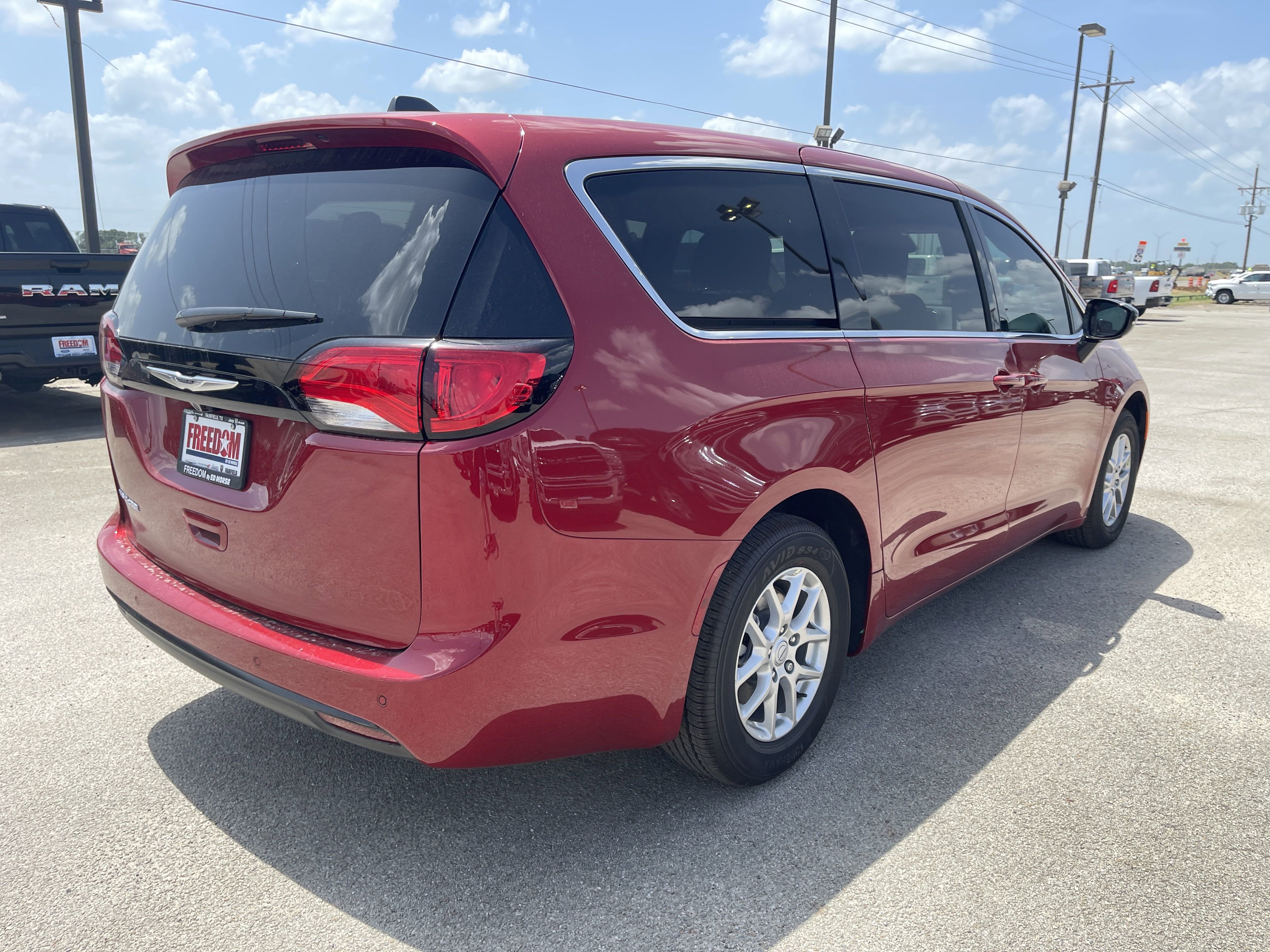 2025 Chrysler Voyager LX