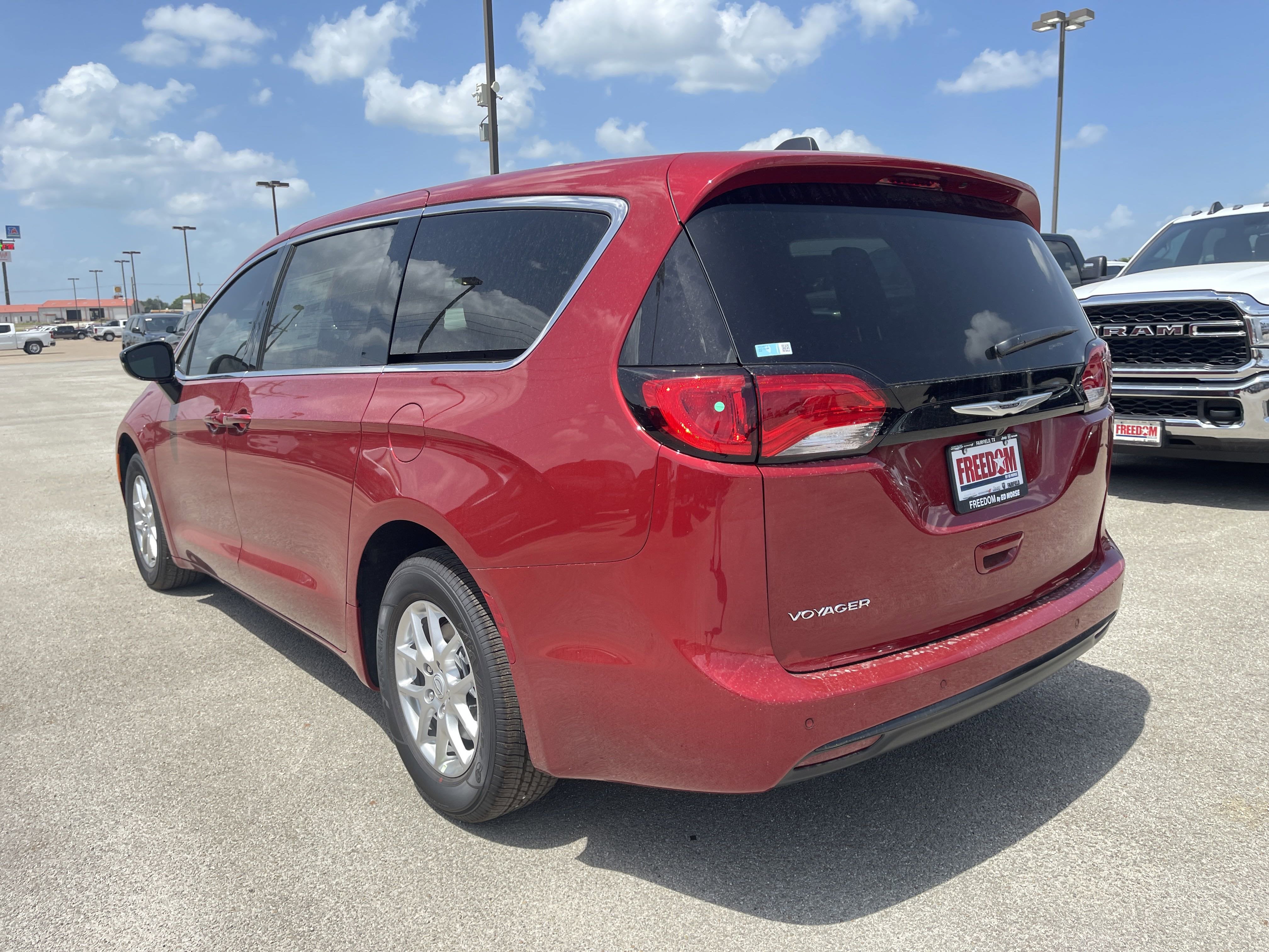 2025 Chrysler Voyager LX