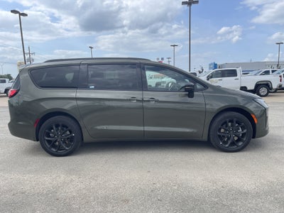 2027 Chrysler Pacifica Limited