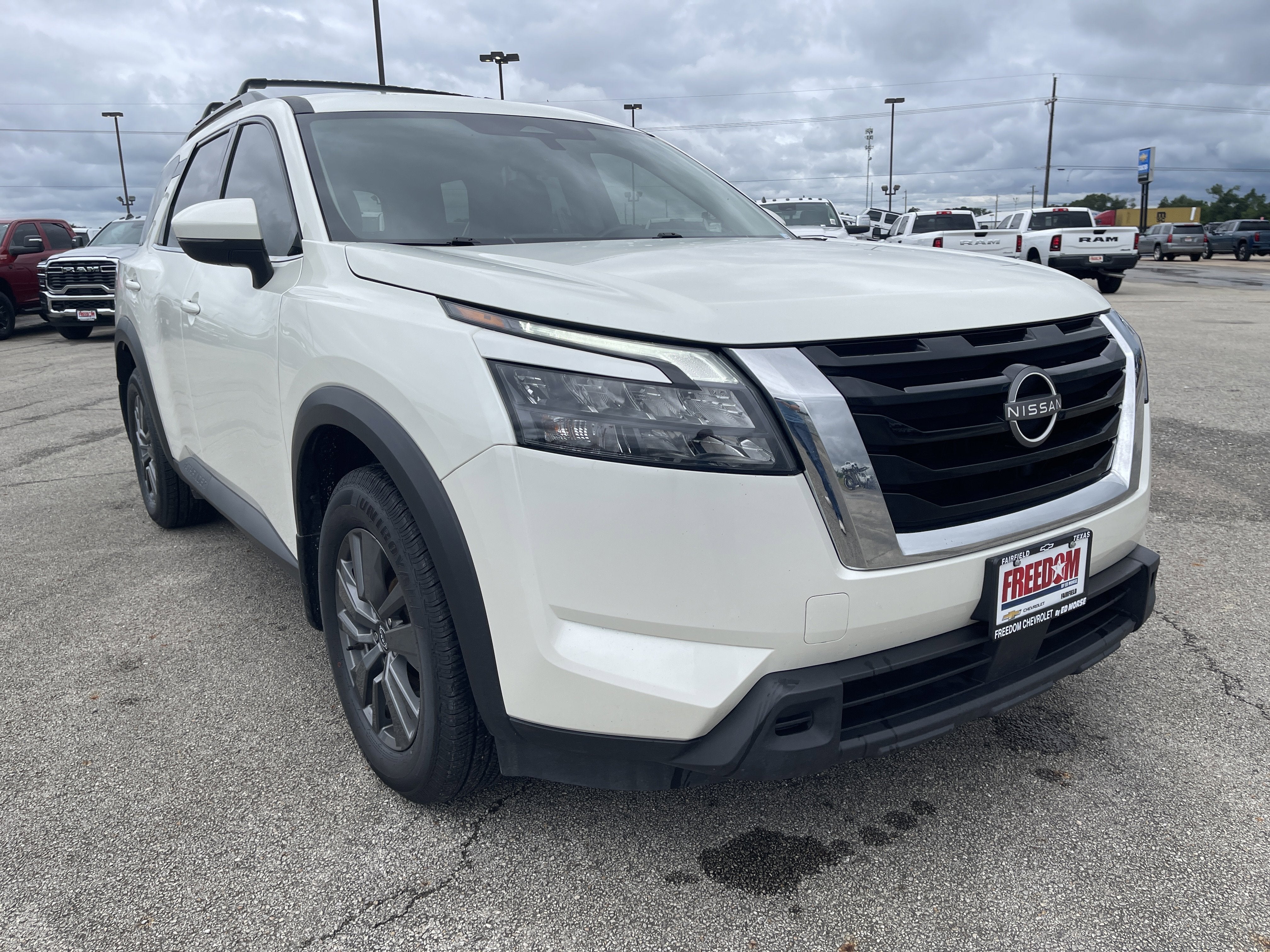 2024 Nissan Pathfinder SV