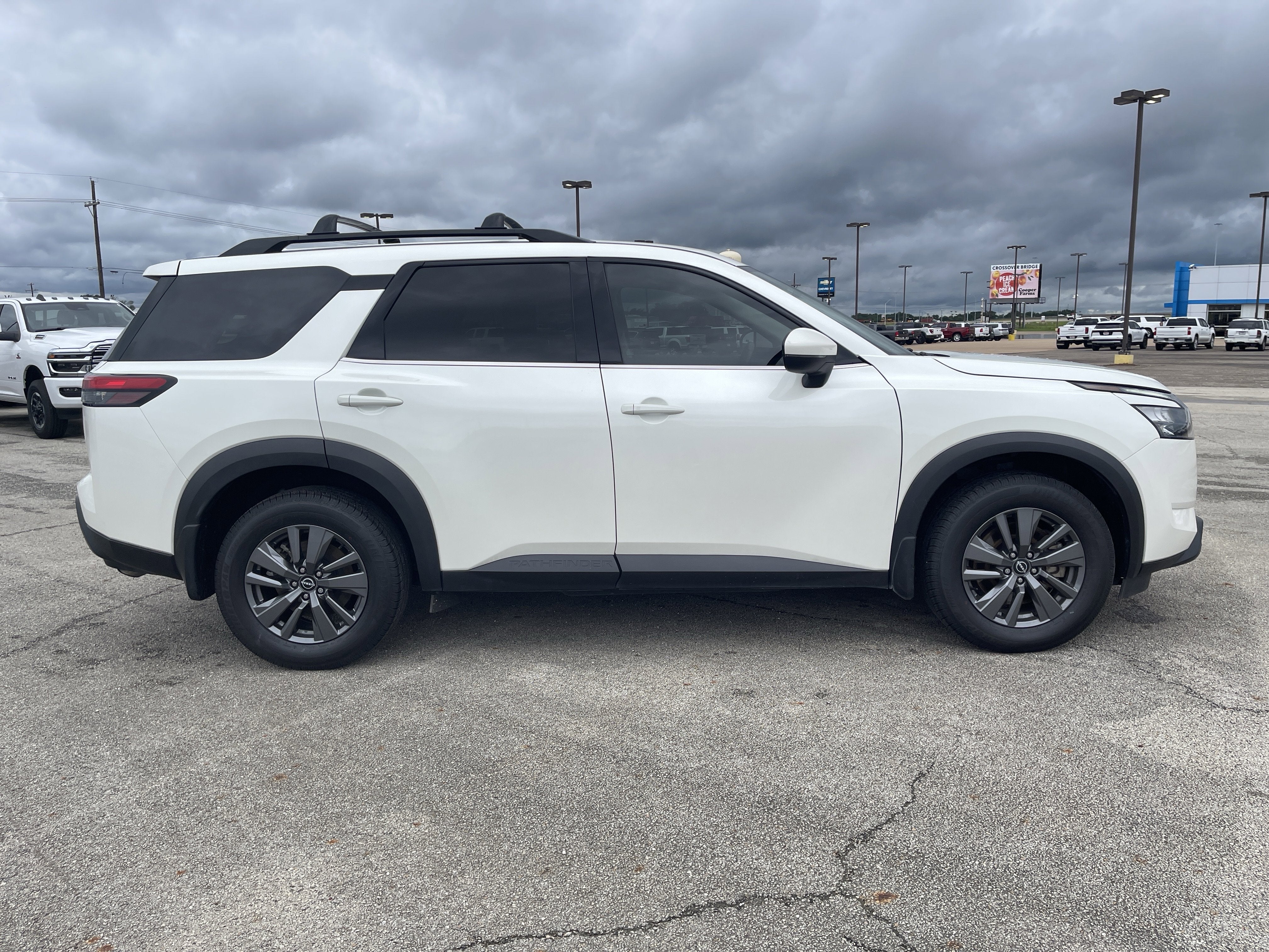 2024 Nissan Pathfinder SV