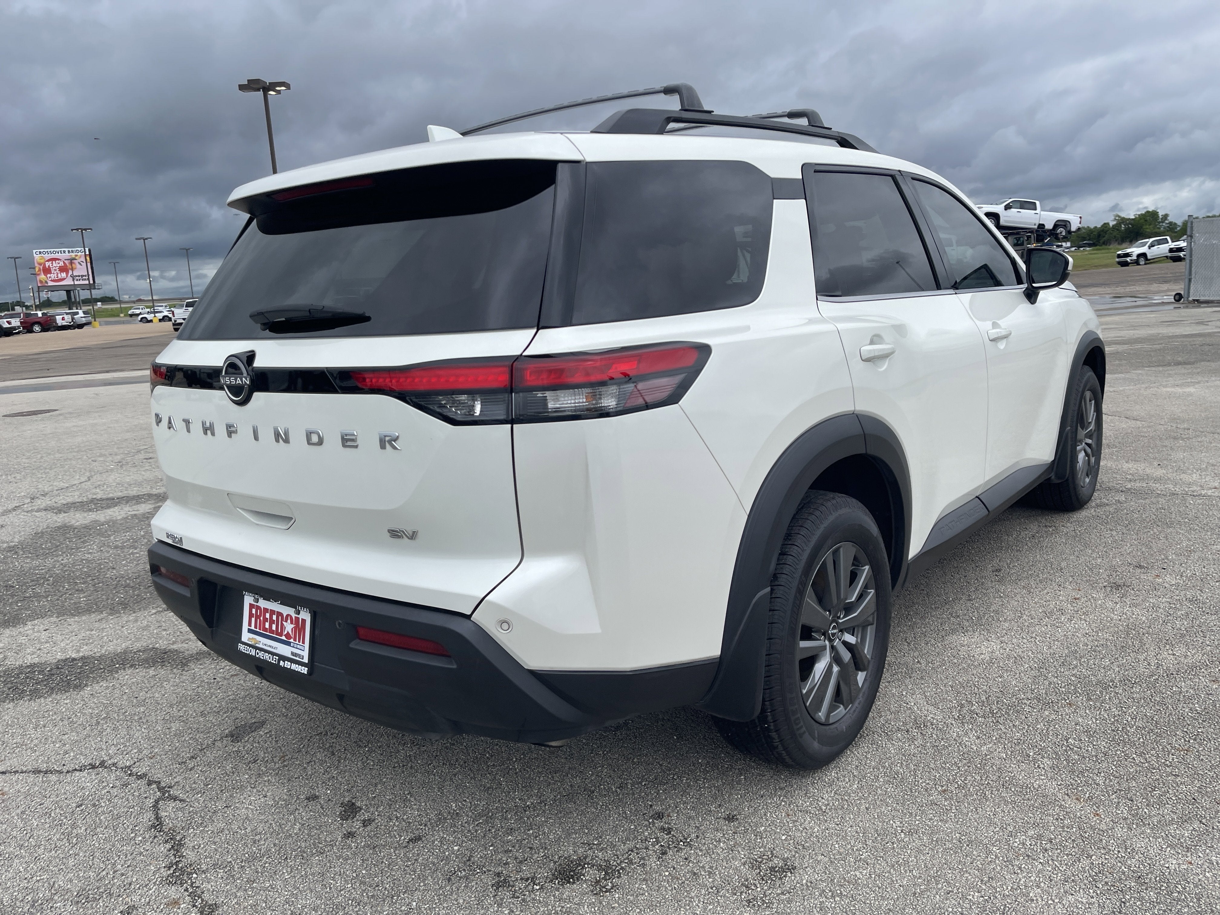 2024 Nissan Pathfinder SV