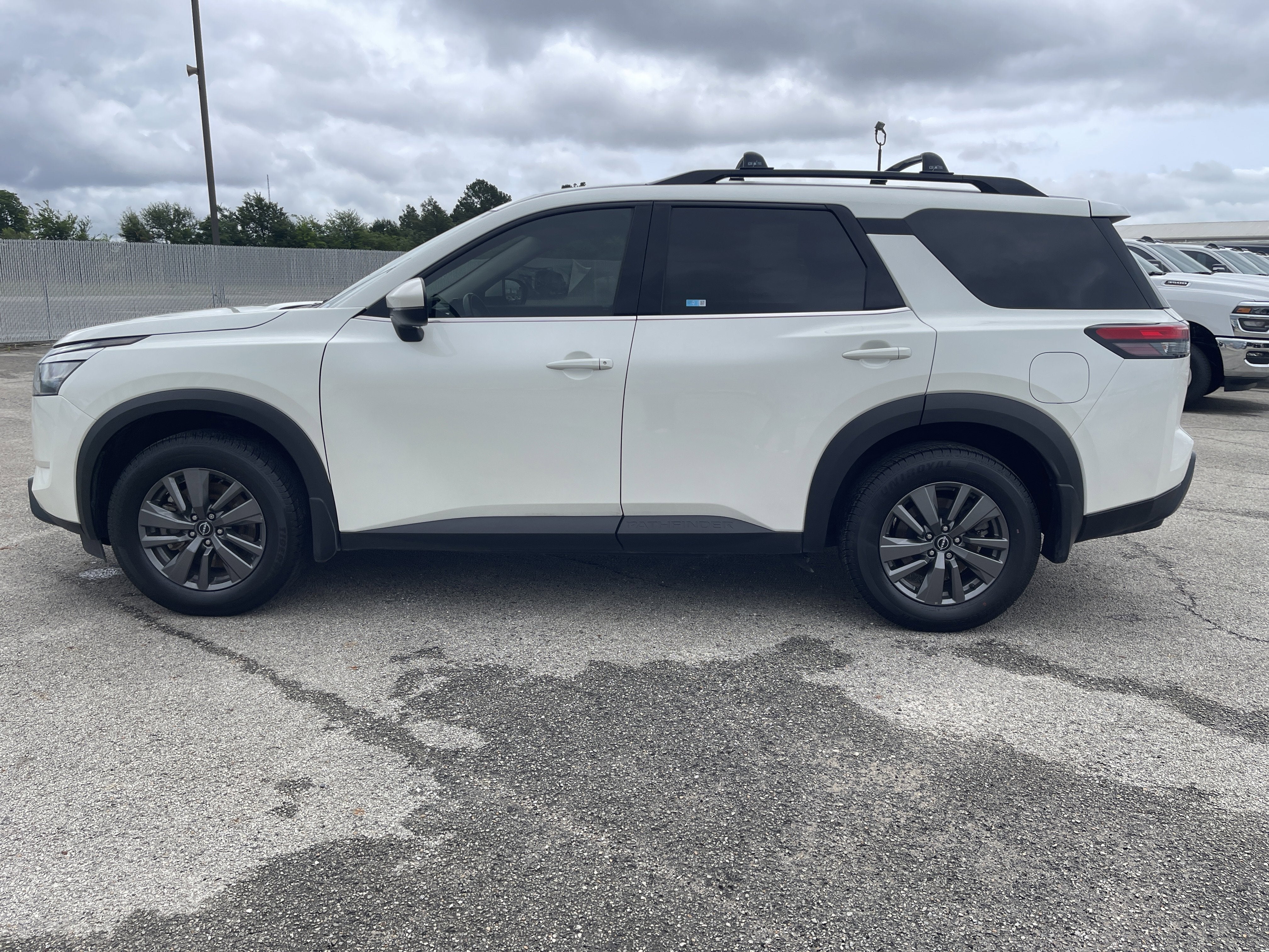 2024 Nissan Pathfinder SV
