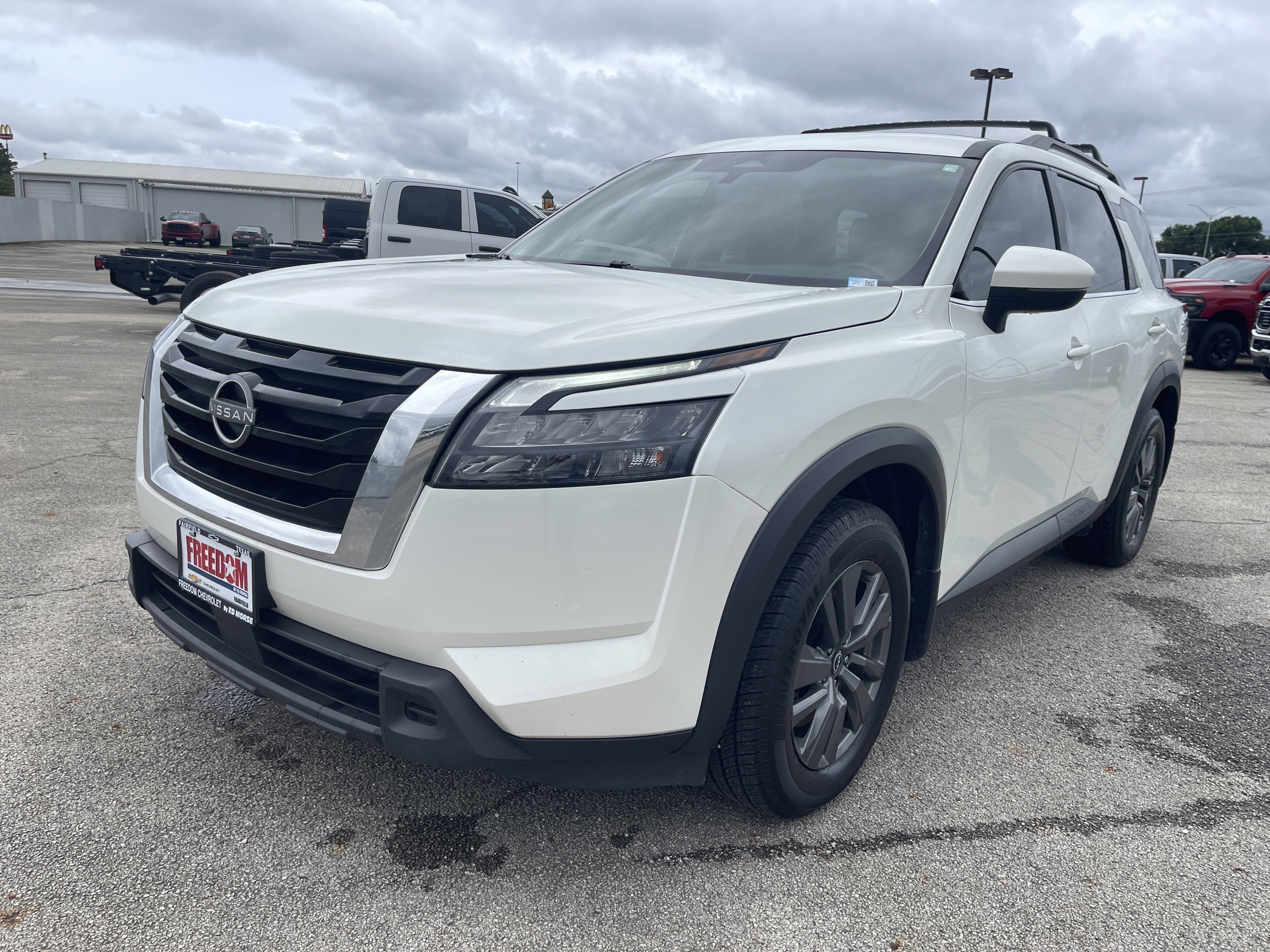 2024 Nissan Pathfinder SV