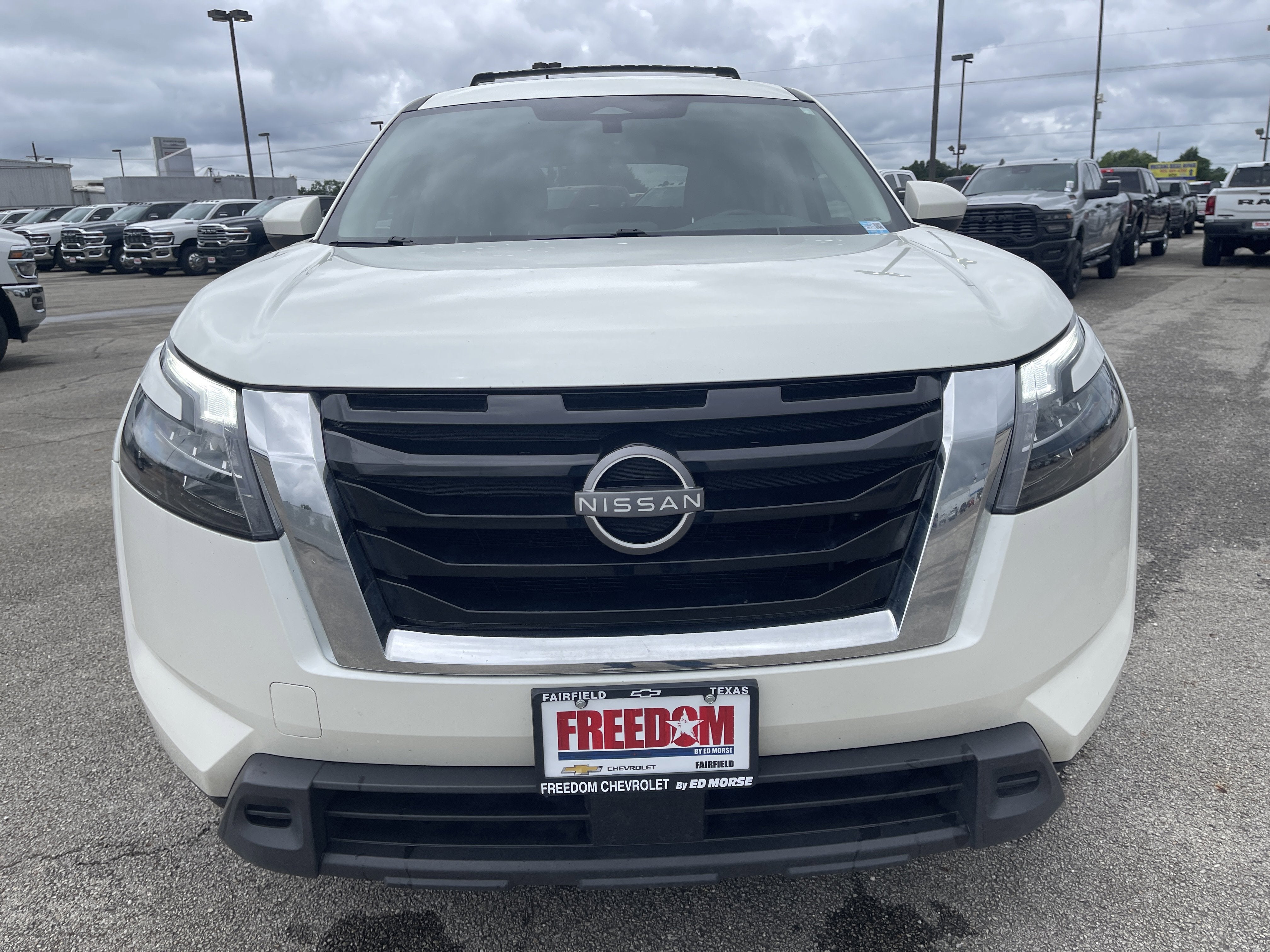 2024 Nissan Pathfinder SV