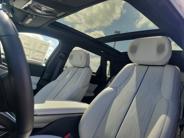 2025 Cadillac LYRIQ Luxury 2