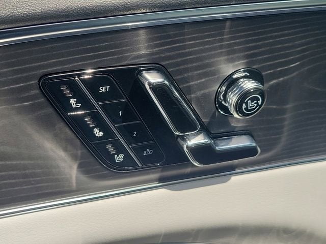 2025 Cadillac LYRIQ Luxury 2