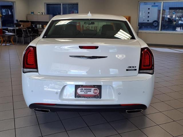 2022 Chrysler 300 Touring L