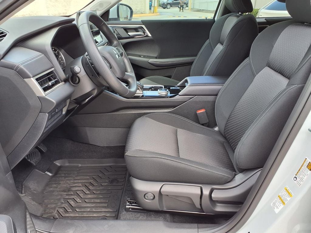 2026 Mitsubishi Outlander ES
