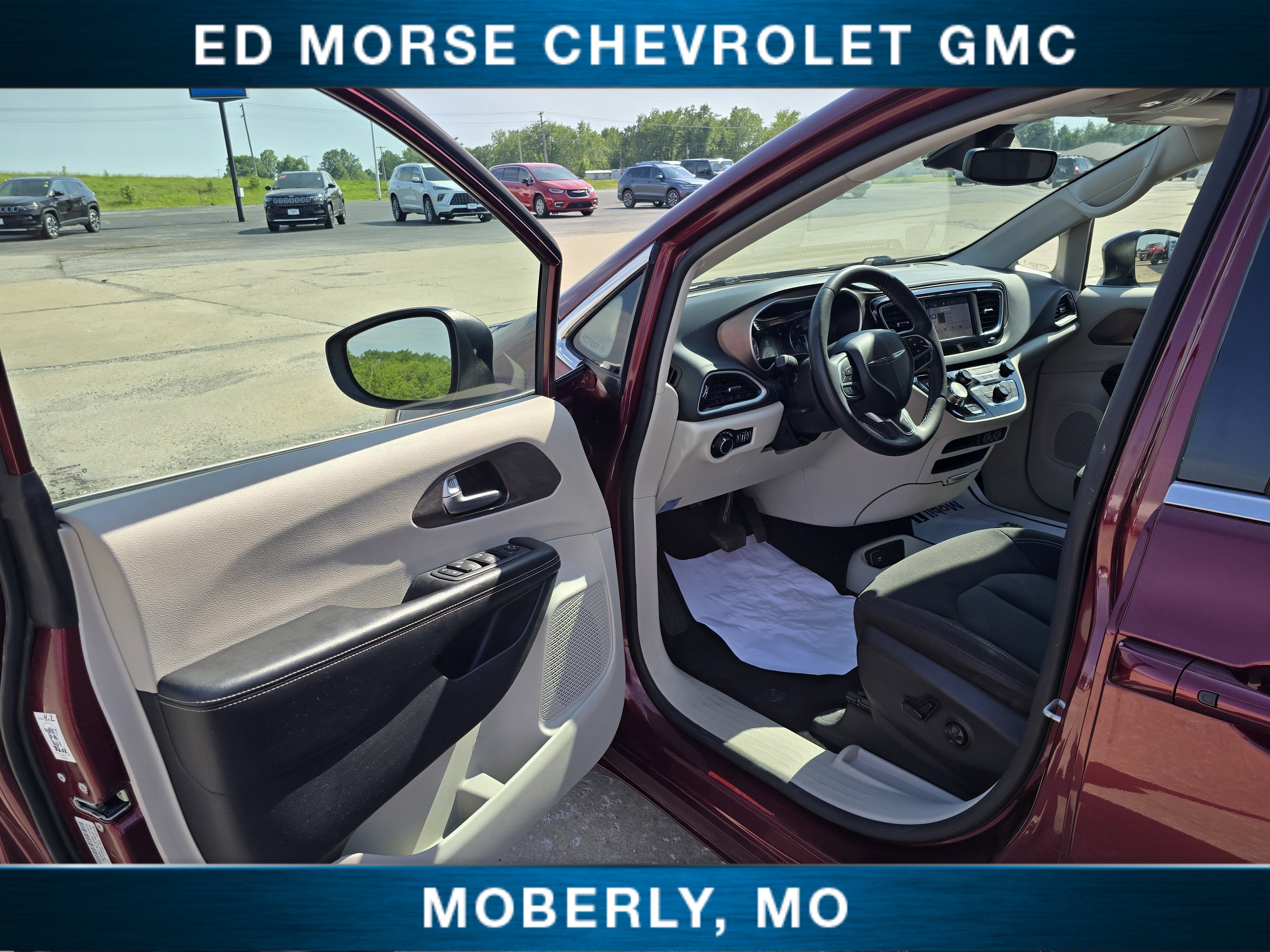 2023 Chrysler Voyager LX