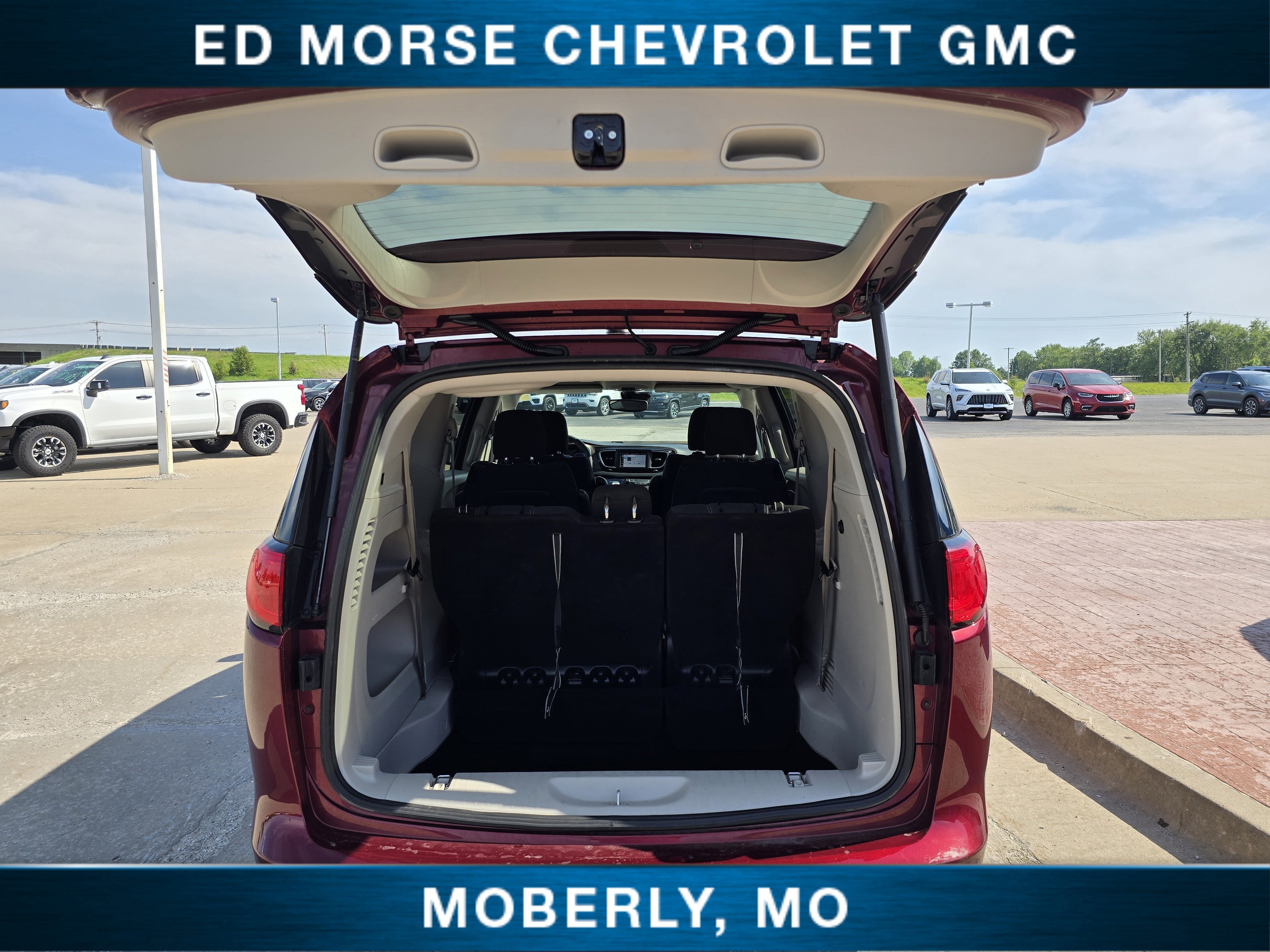 2023 Chrysler Voyager LX