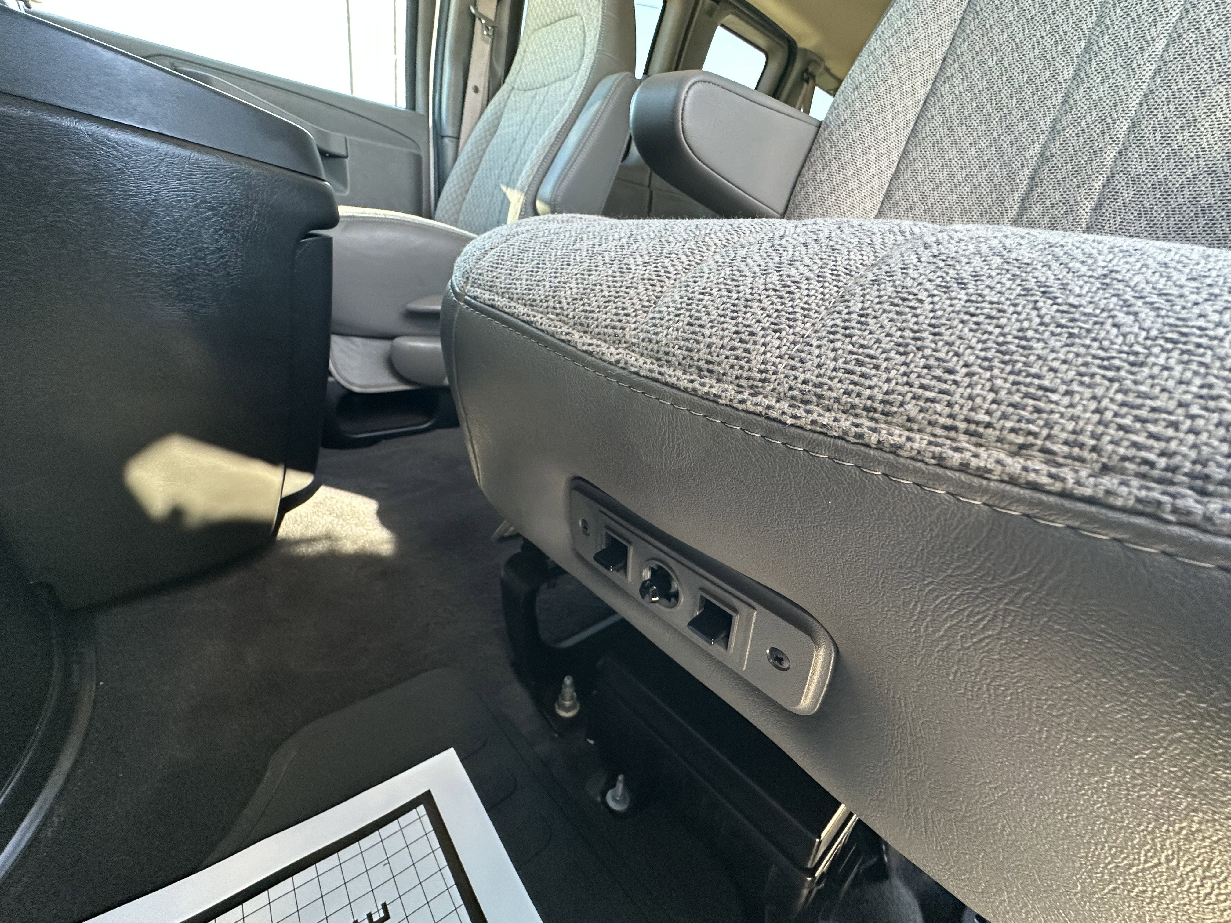 2024 Chevrolet Express Passenger 2500 1LT