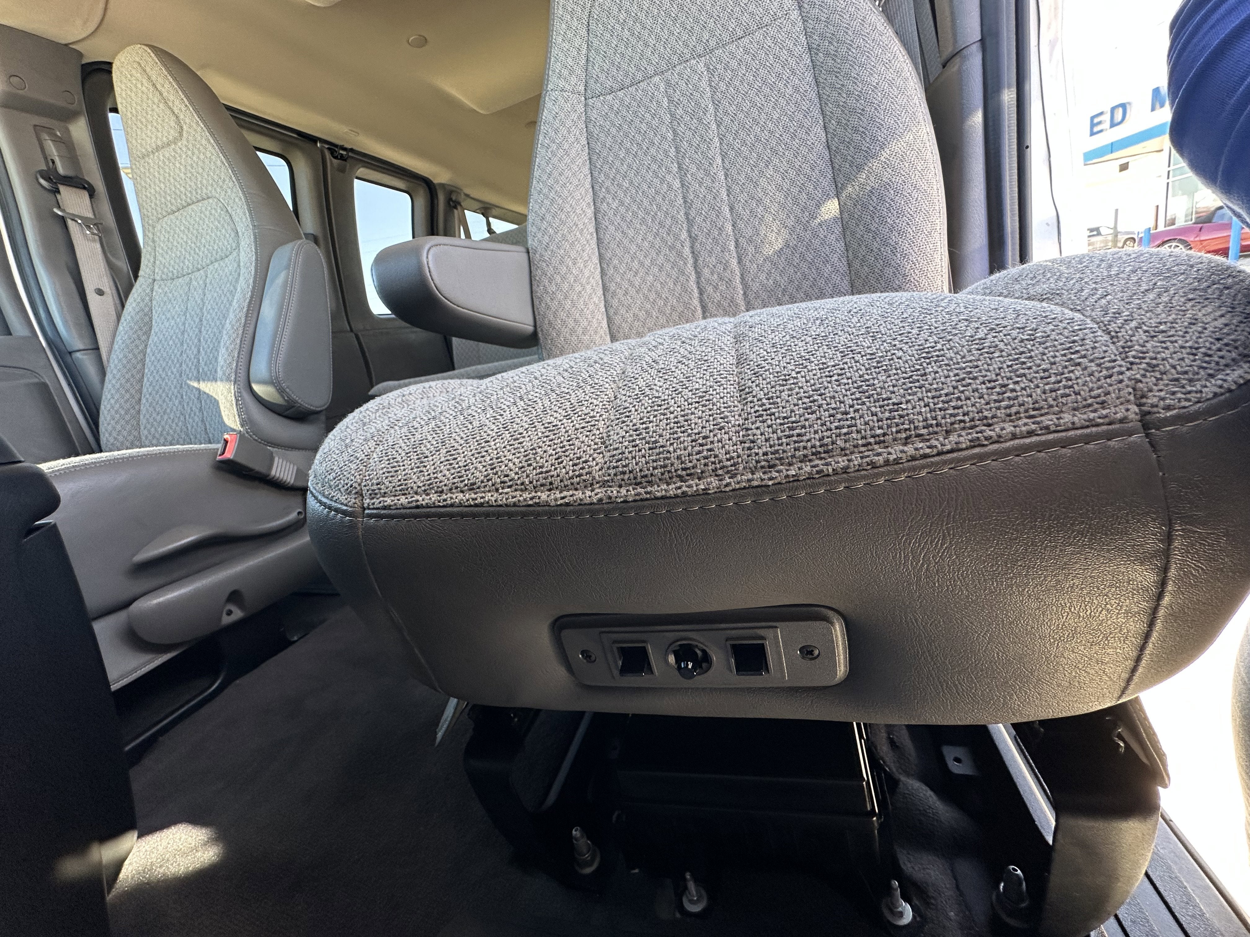 2024 Chevrolet Express Passenger 2500 1LT