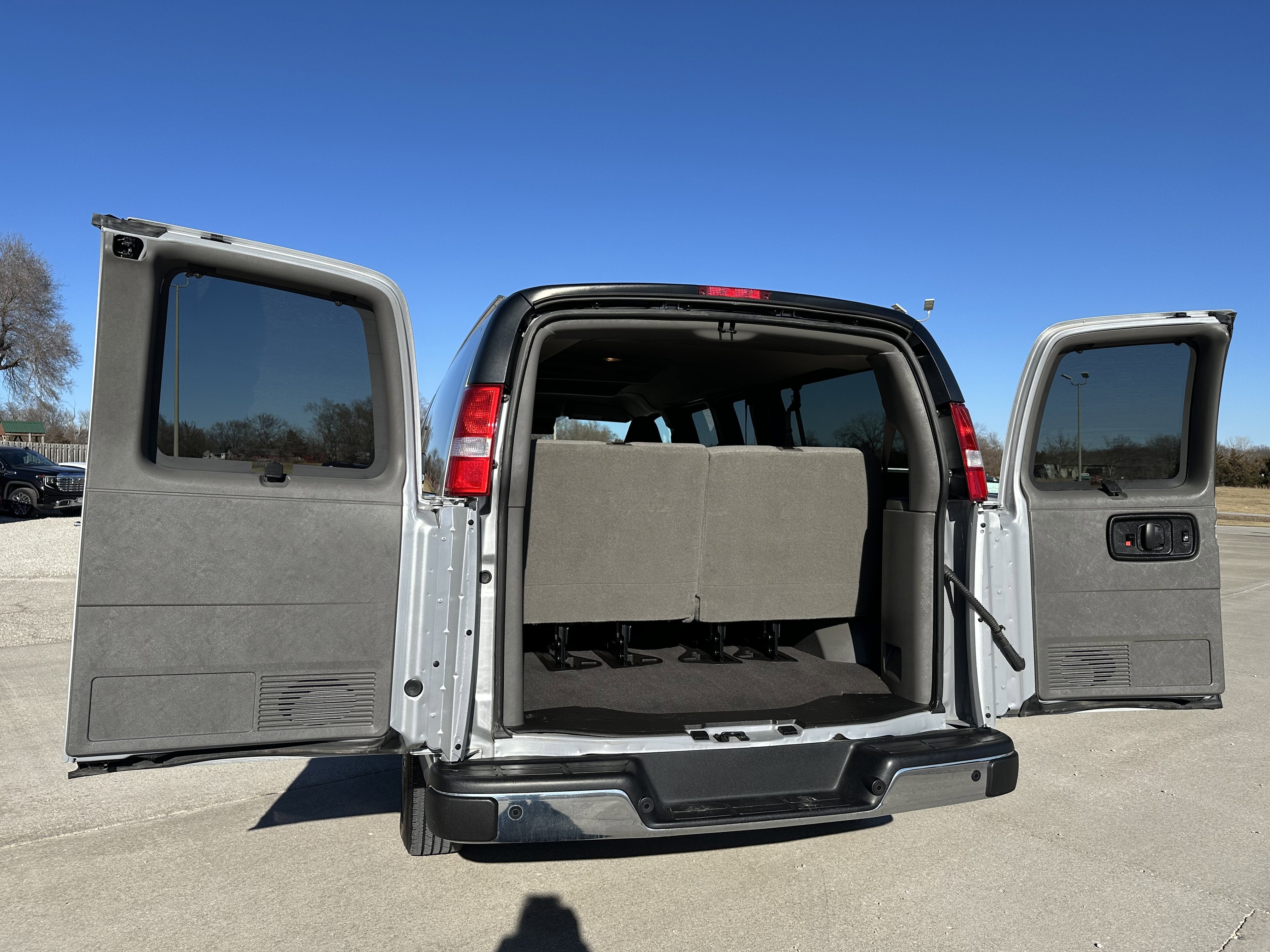 2024 Chevrolet Express Passenger 2500 1LT