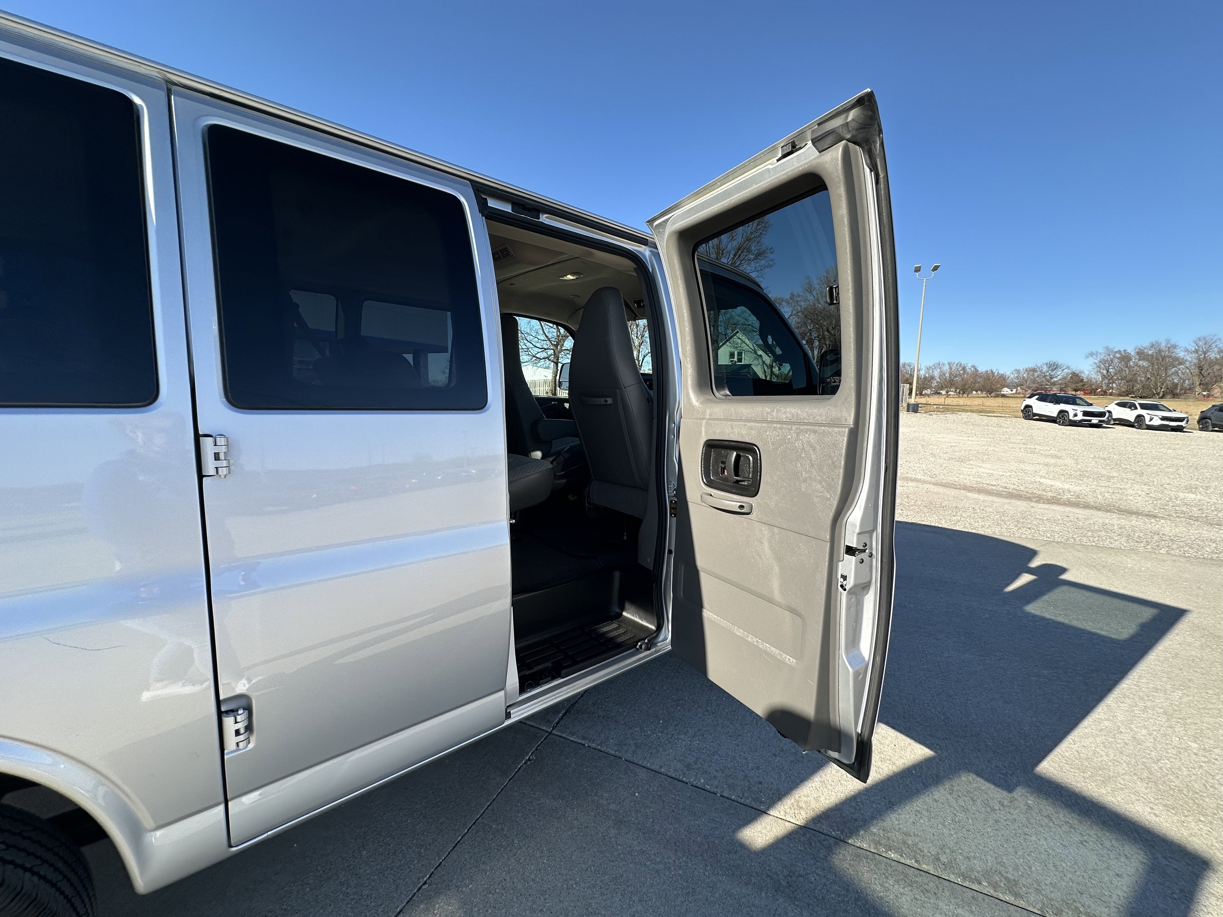 2024 Chevrolet Express Passenger 2500 1LT