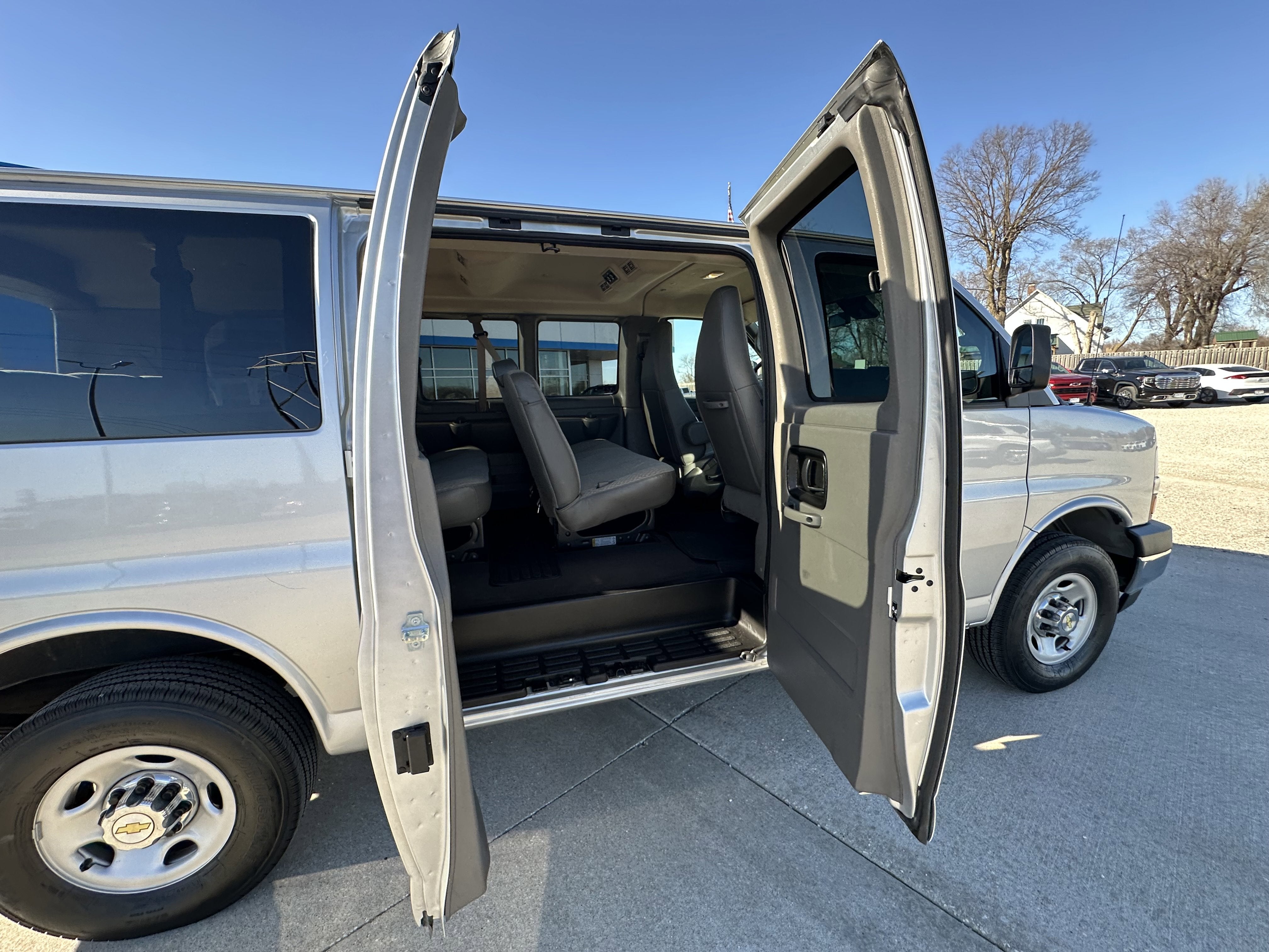 2024 Chevrolet Express Passenger 2500 1LT
