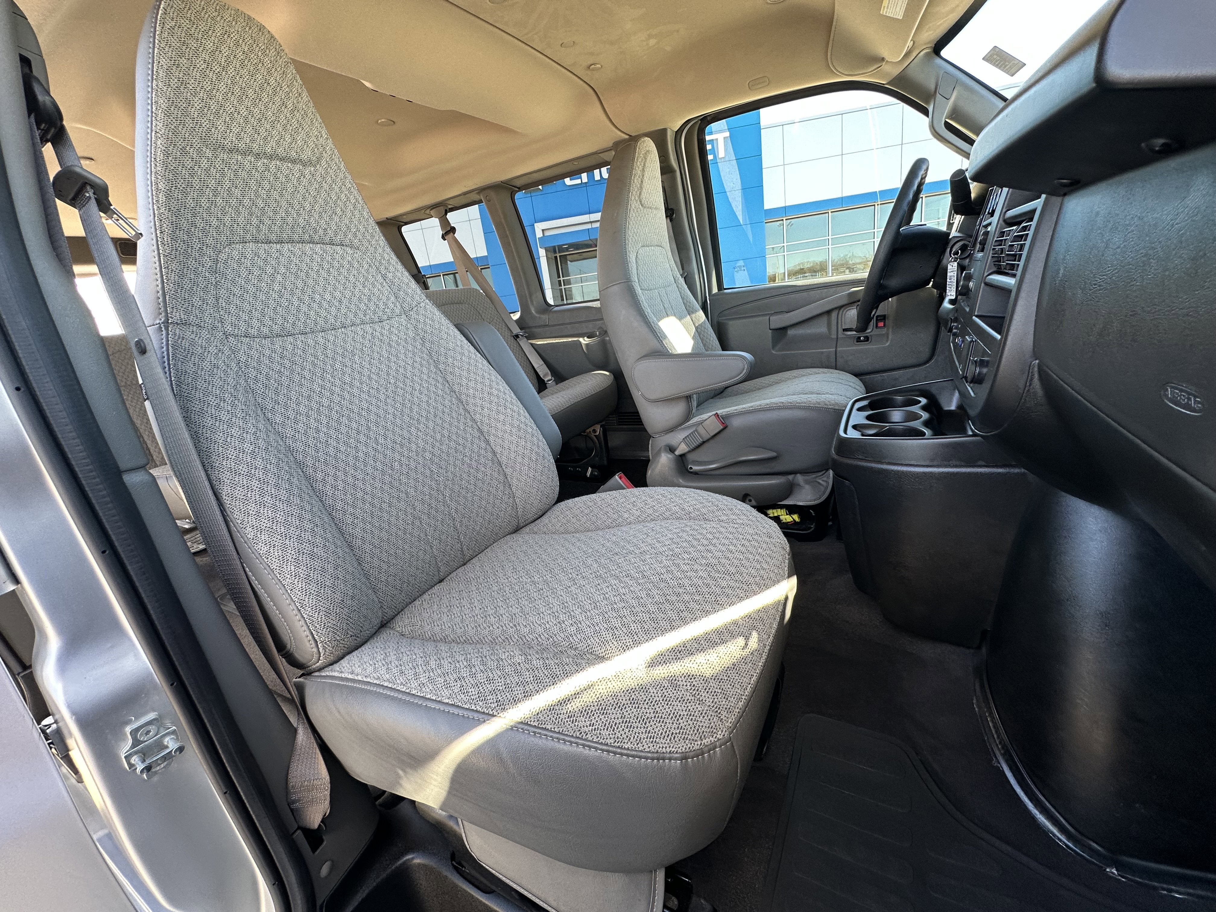 2024 Chevrolet Express Passenger 2500 1LT