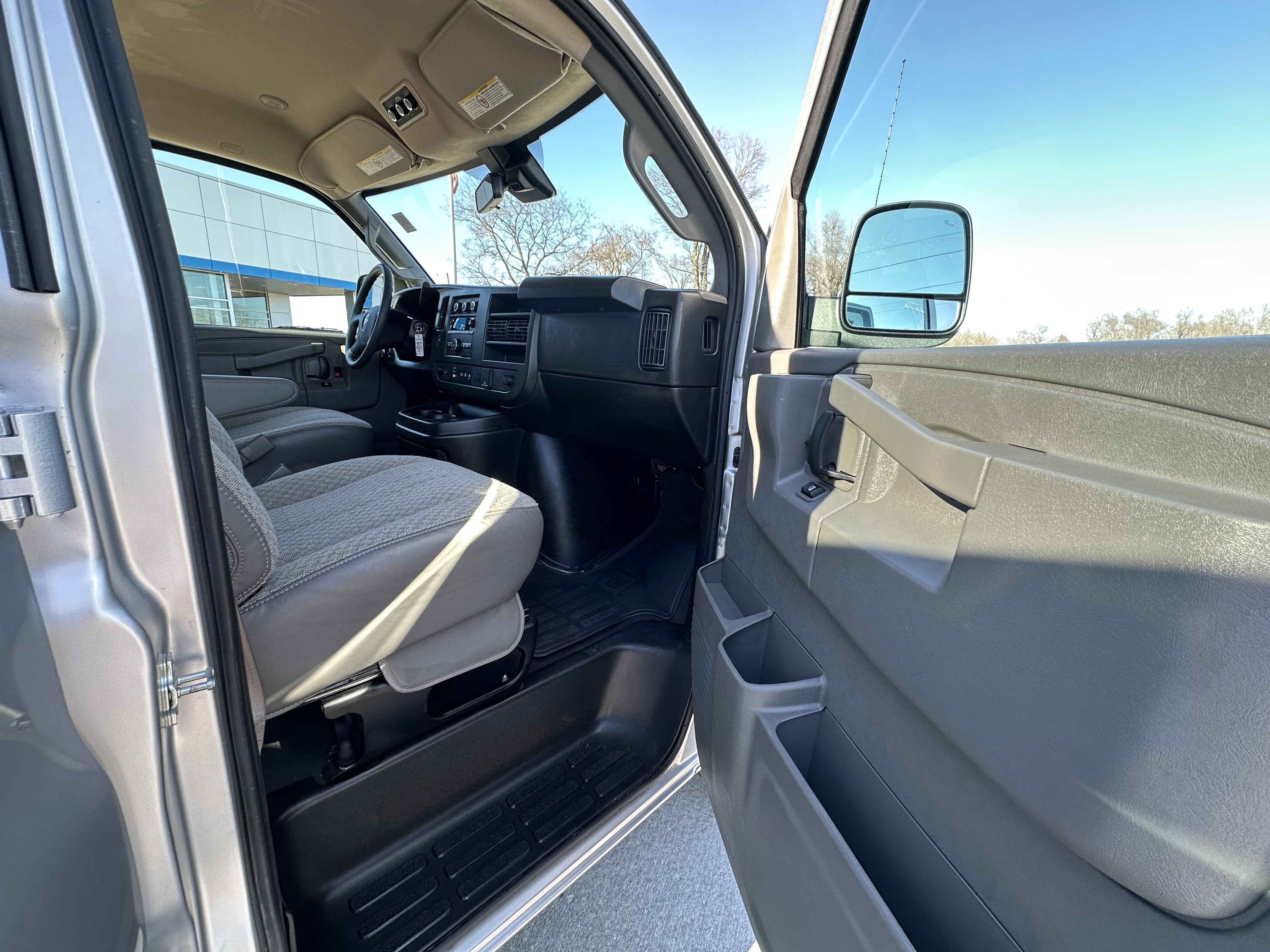 2024 Chevrolet Express Passenger 2500 1LT