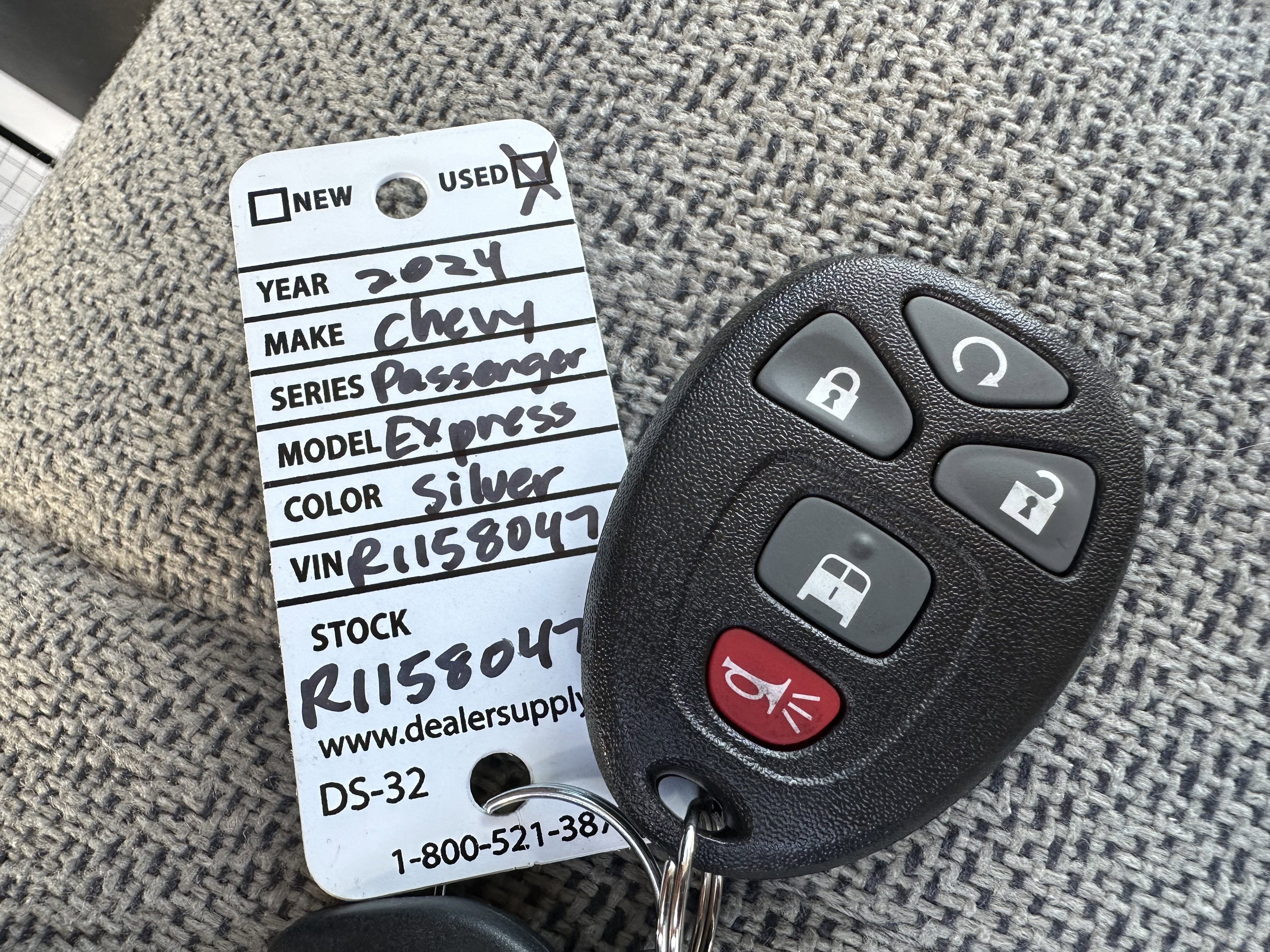 2024 Chevrolet Express Passenger 2500 1LT