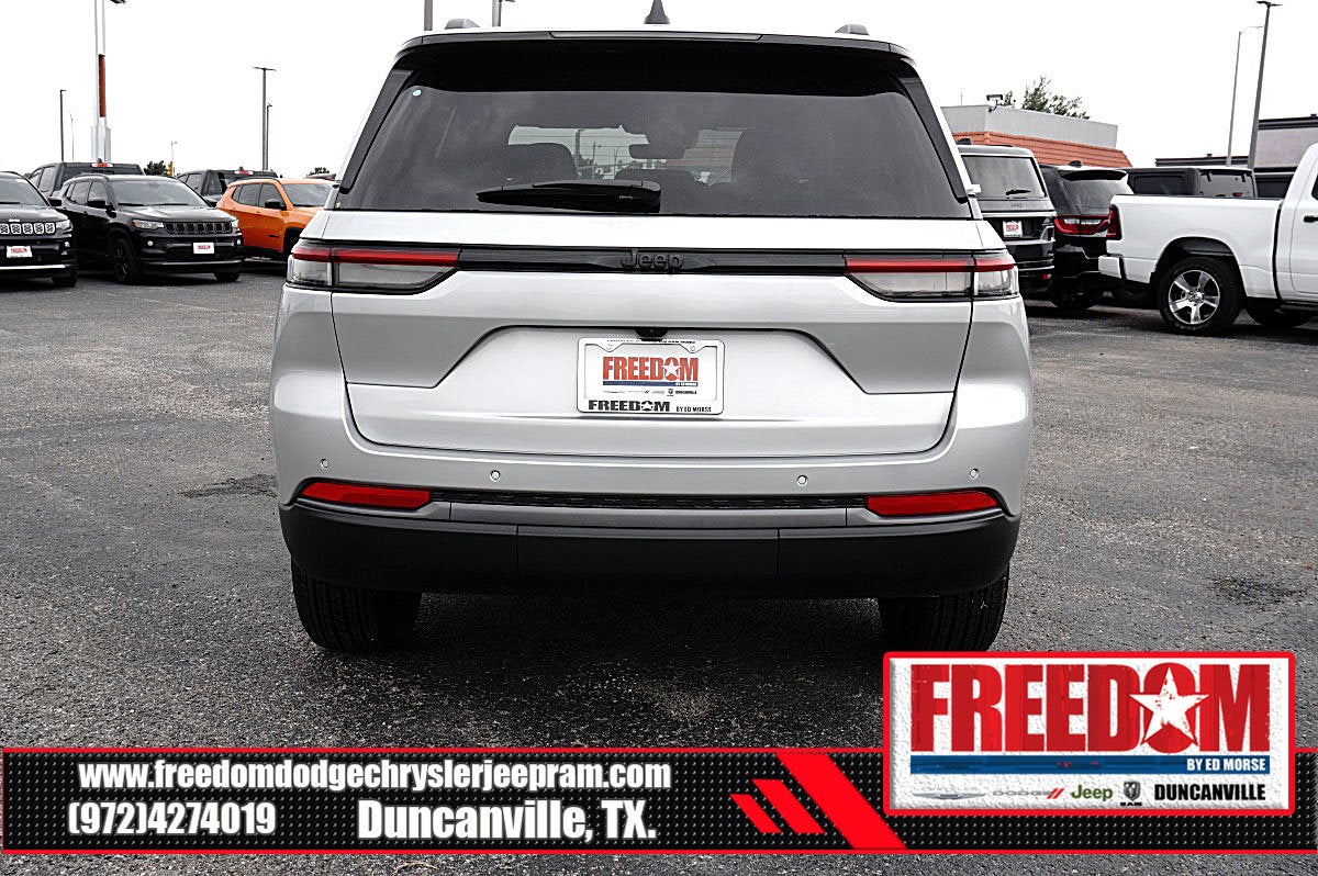 2026 Jeep Grand Cherokee Laredo Altitude