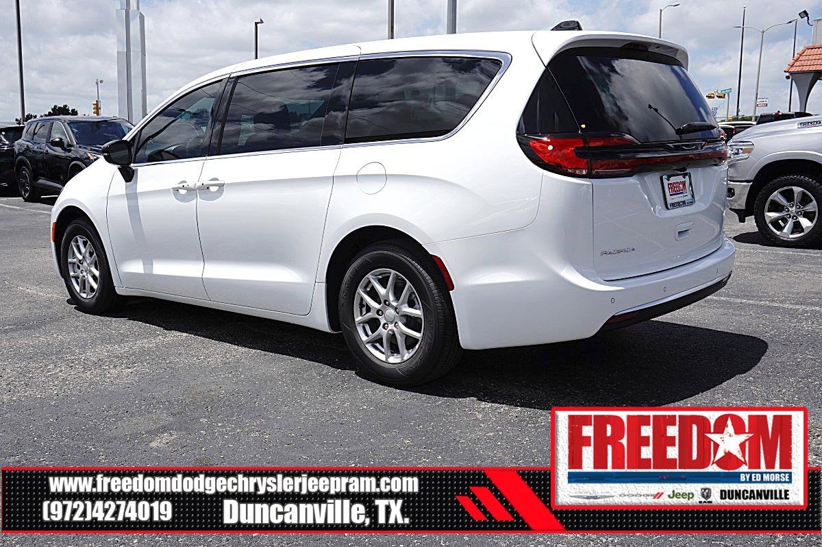 2027 Chrysler Pacifica Select
