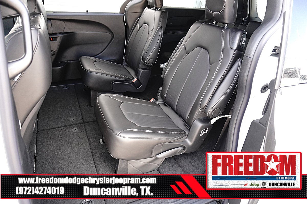 2027 Chrysler Pacifica Select