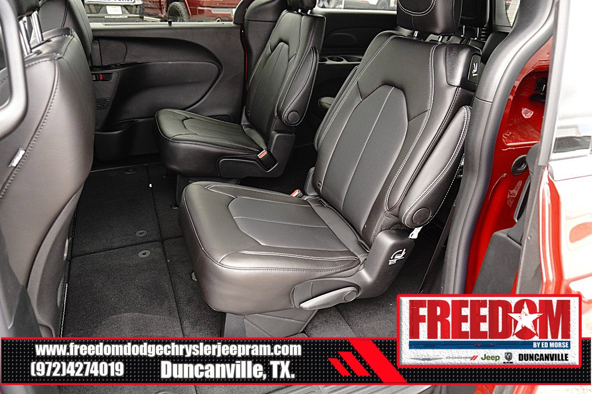 2027 Chrysler Pacifica Select